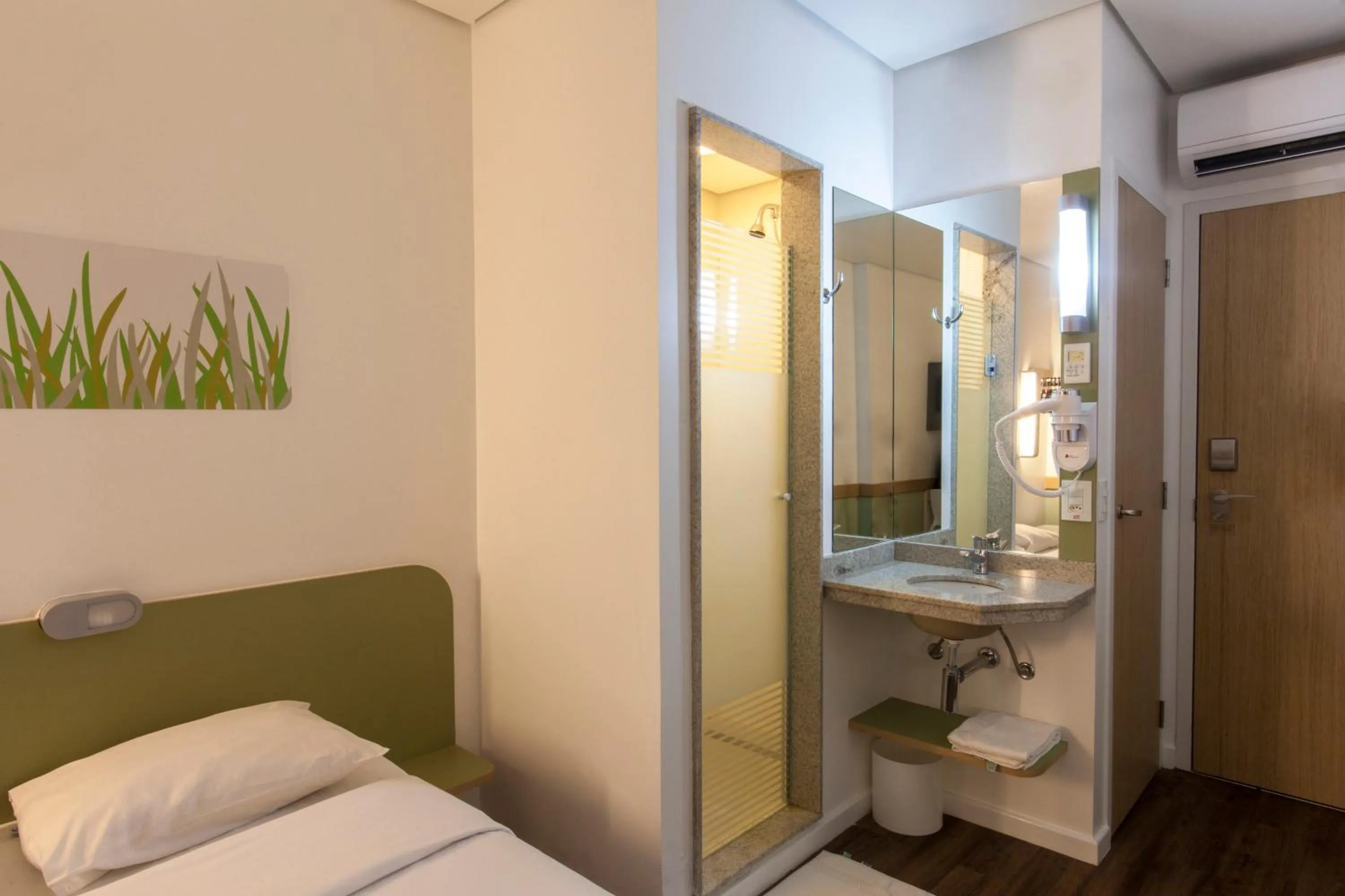 Bathroom, Bed in ibis budget Manaus