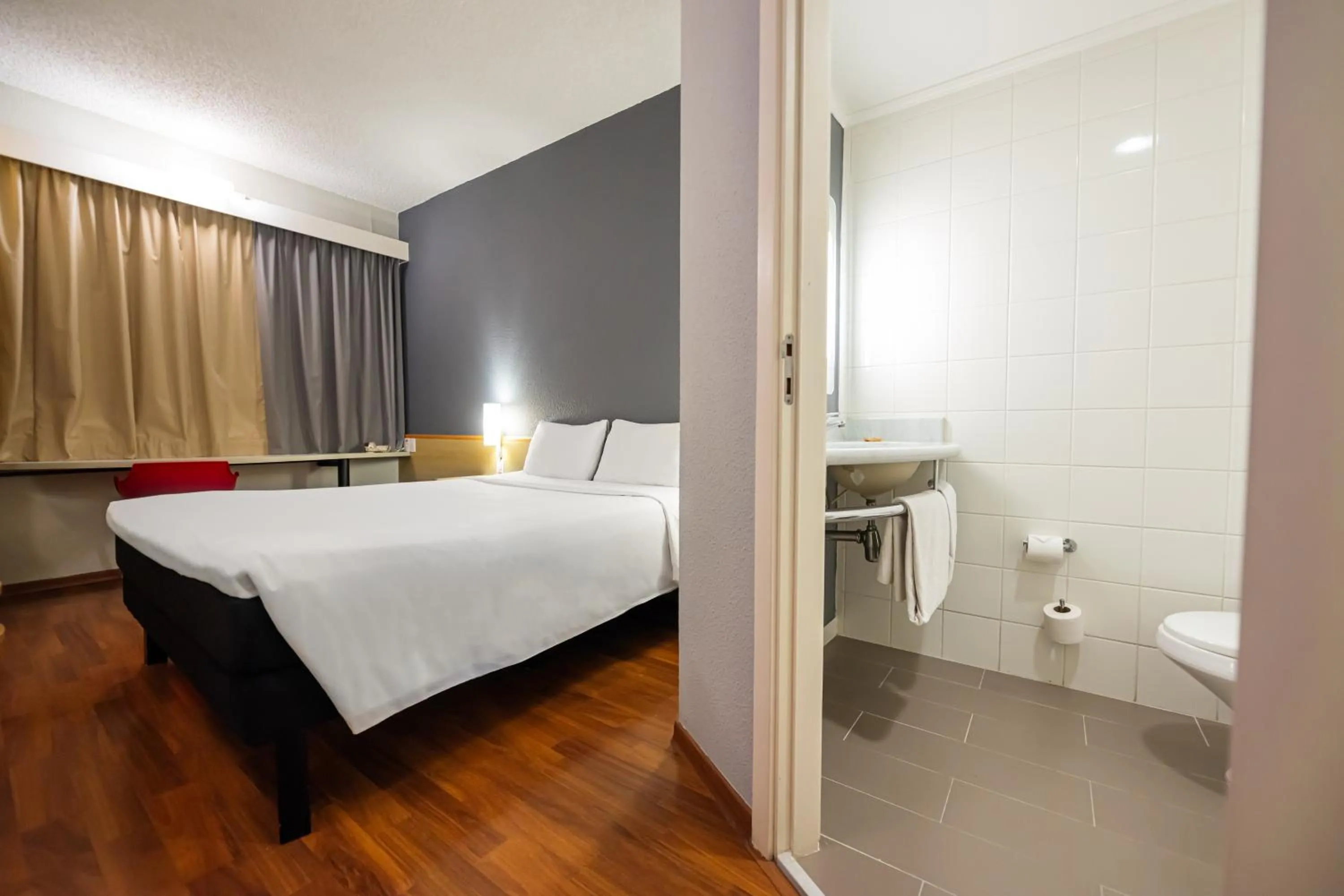 Toilet, Bed in ibis Santo Andre