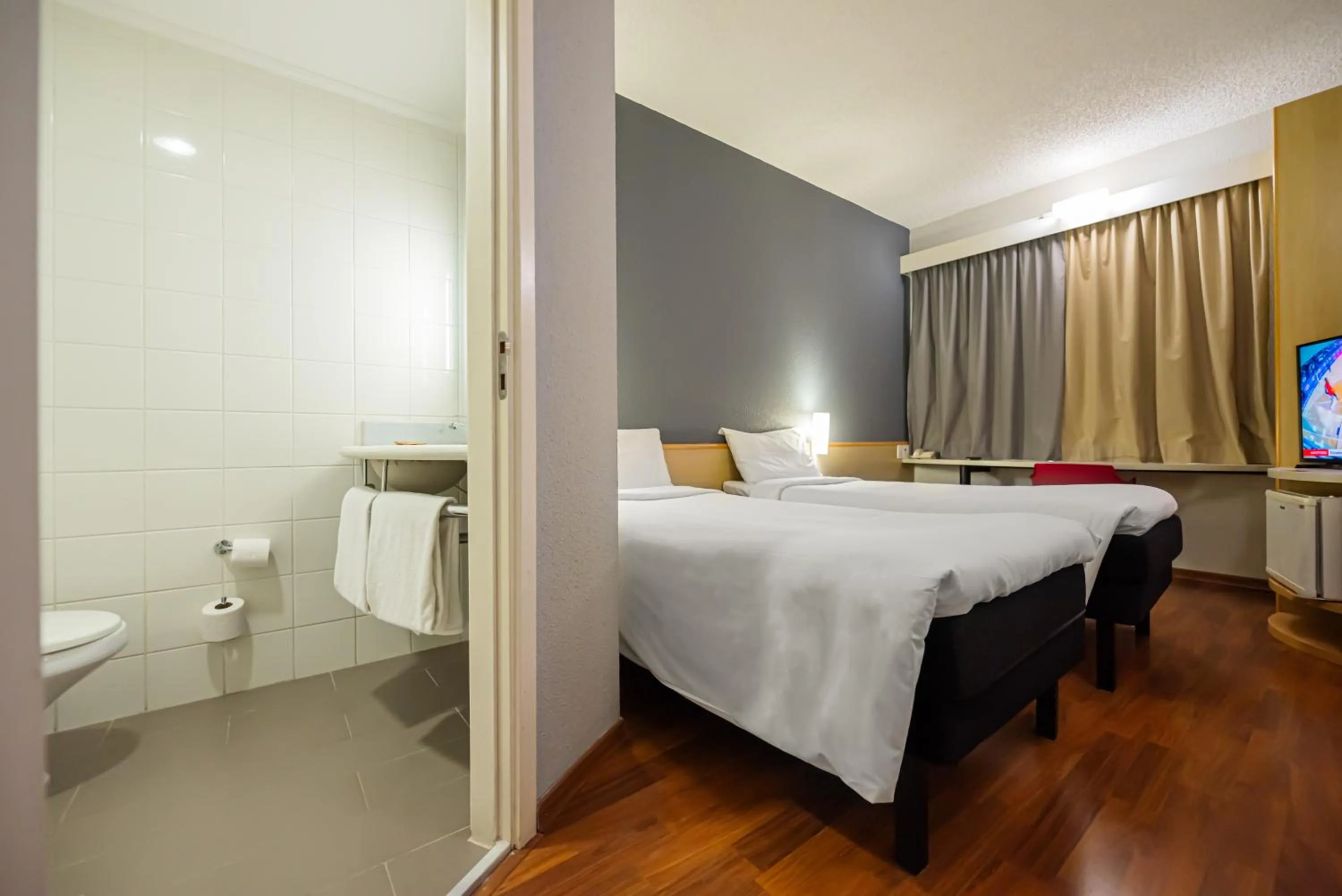 Toilet, Bed in ibis Santo Andre
