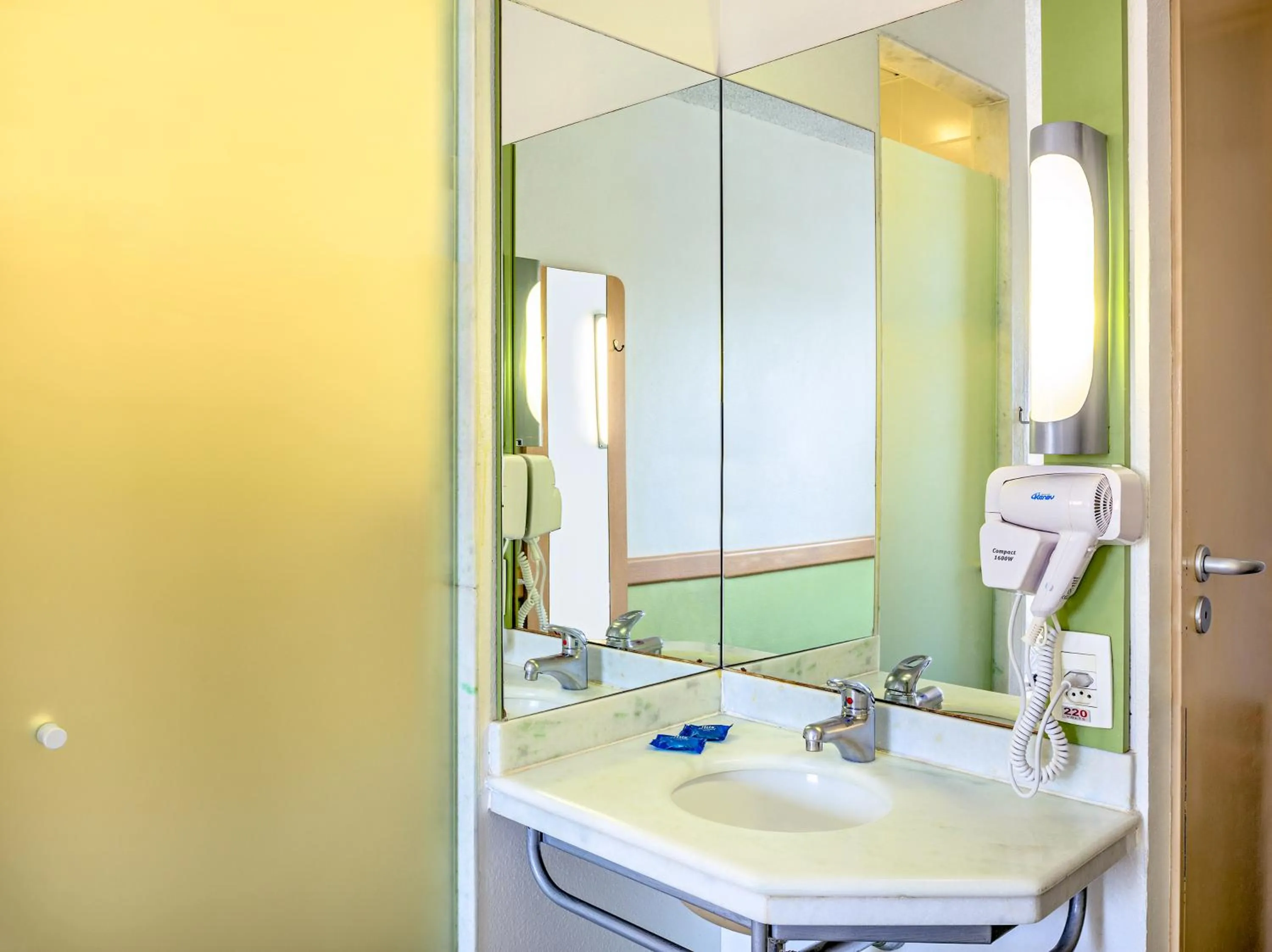 Bathroom in ibis budget Belo Horizonte Minascentro