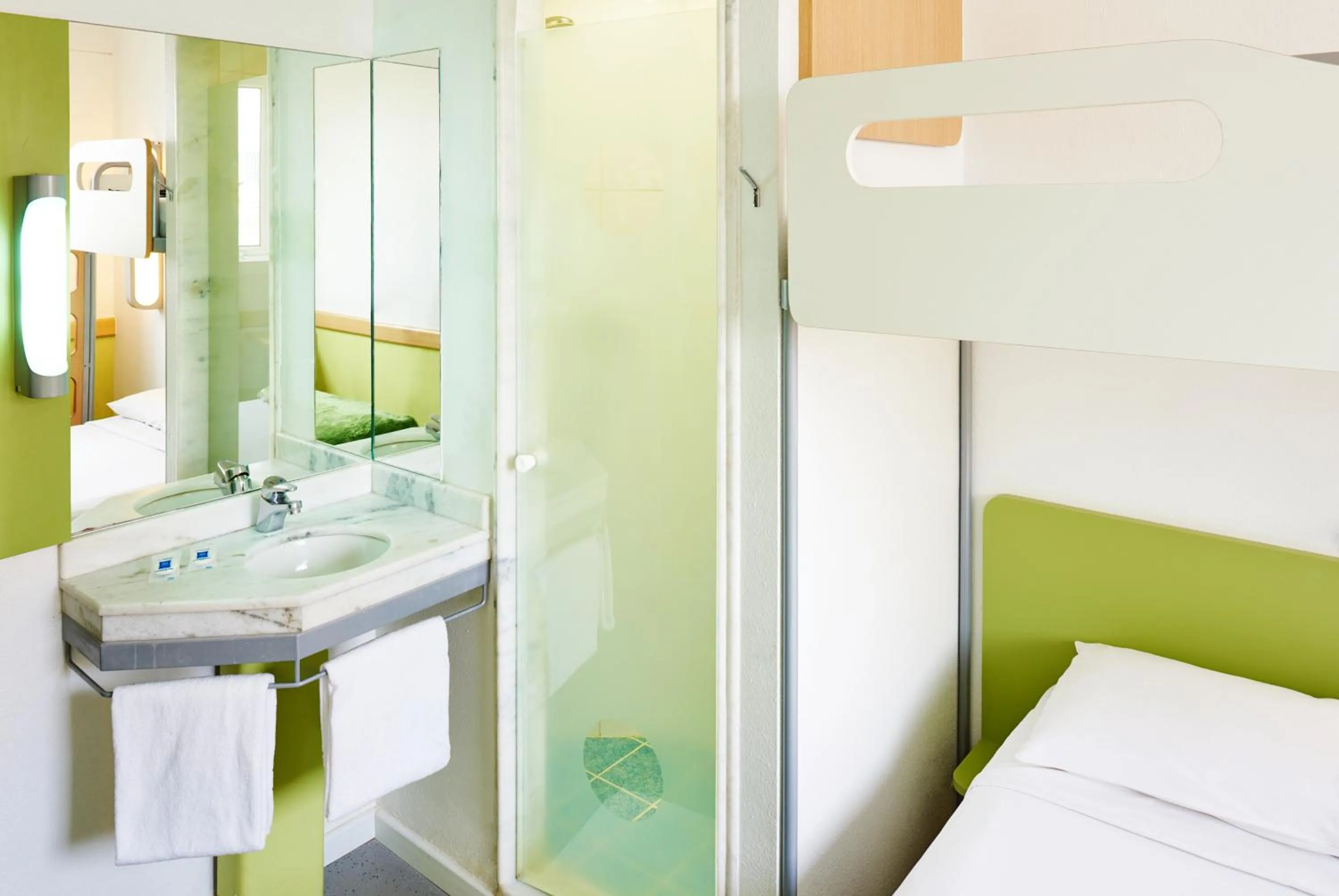 Shower, Bed in ibis budget Sao Paulo Jardins