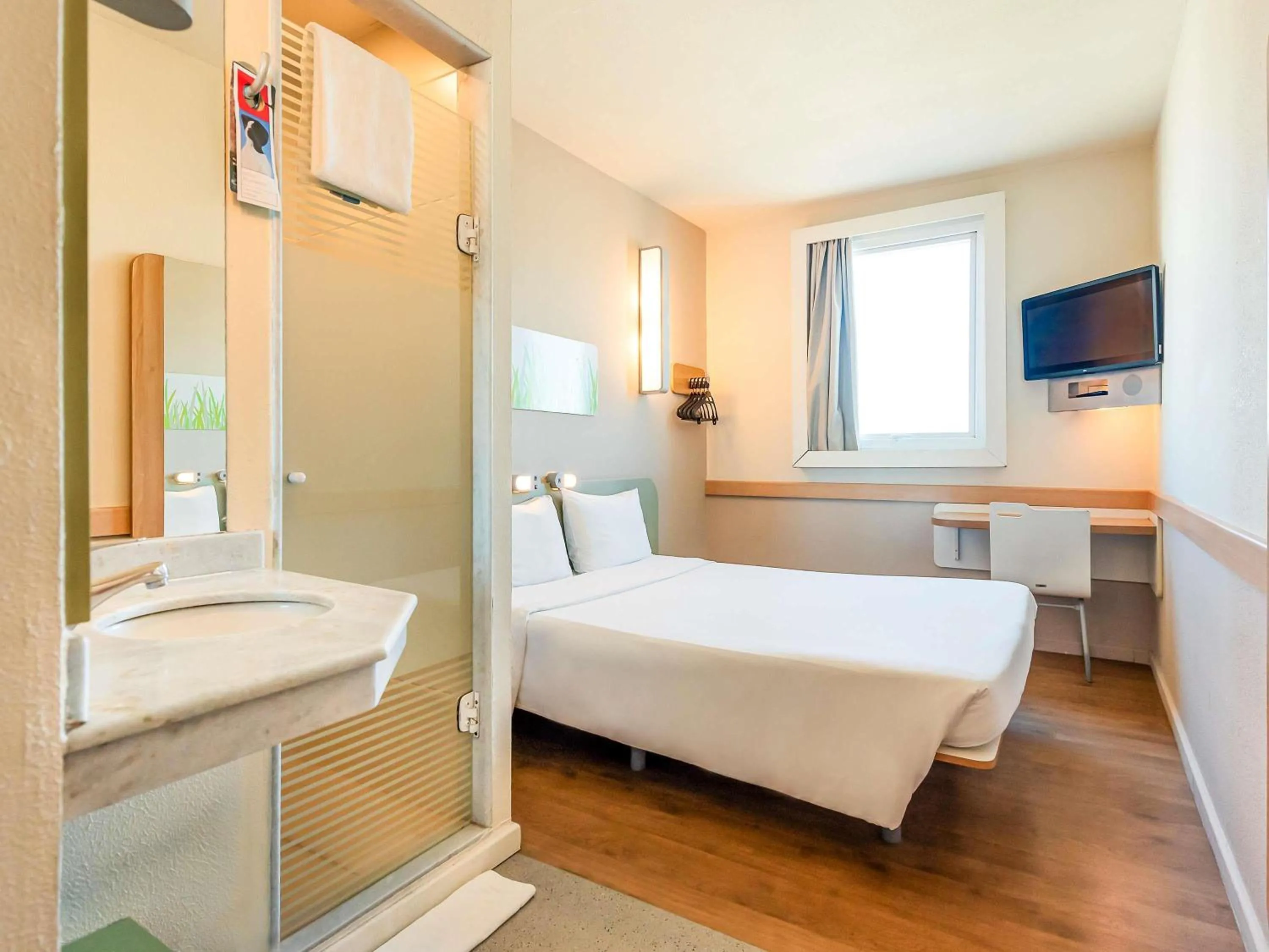 Bedroom, Bed in ibis budget Vitoria