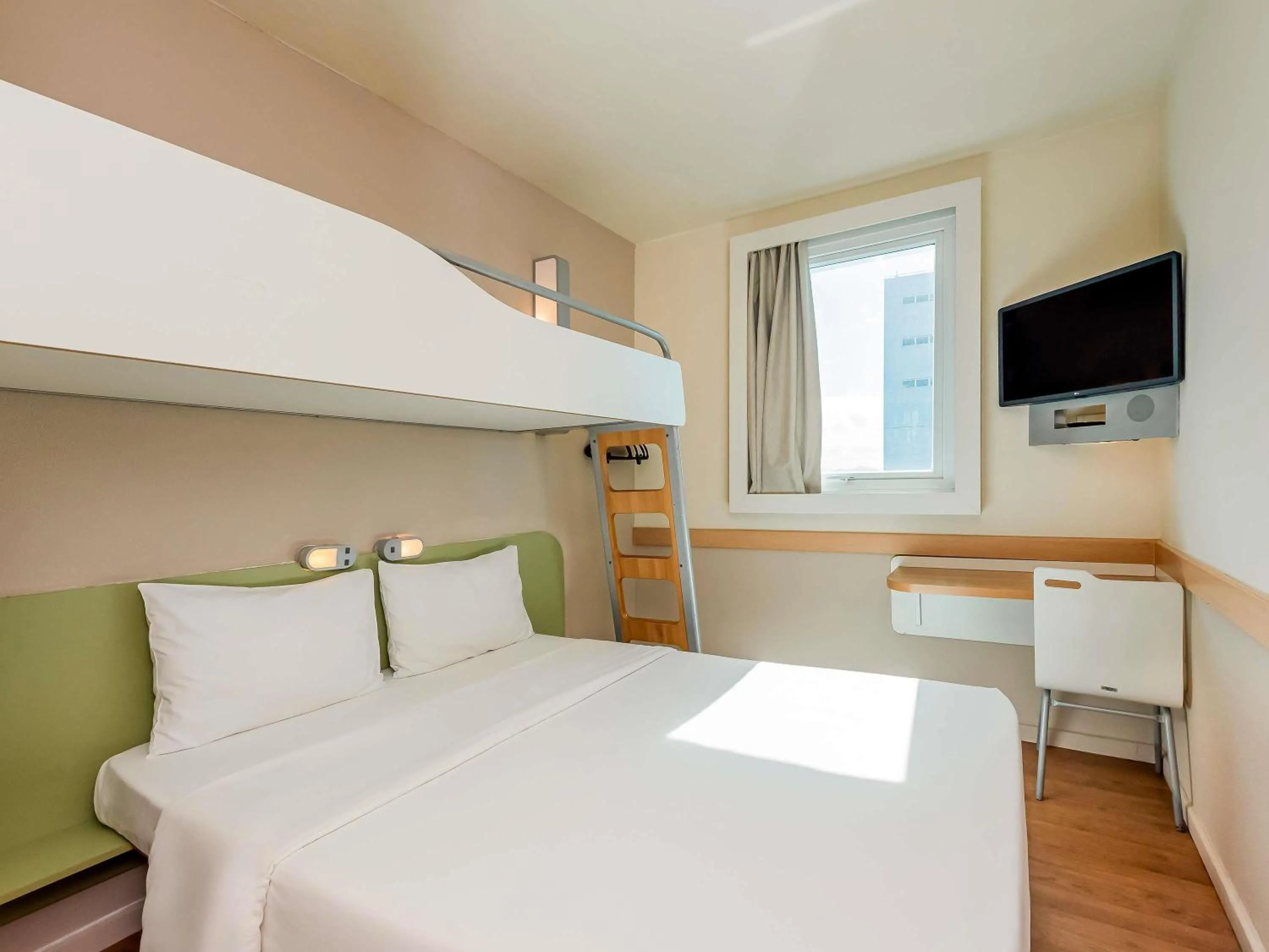 Bedroom, Bed in ibis budget Vitoria