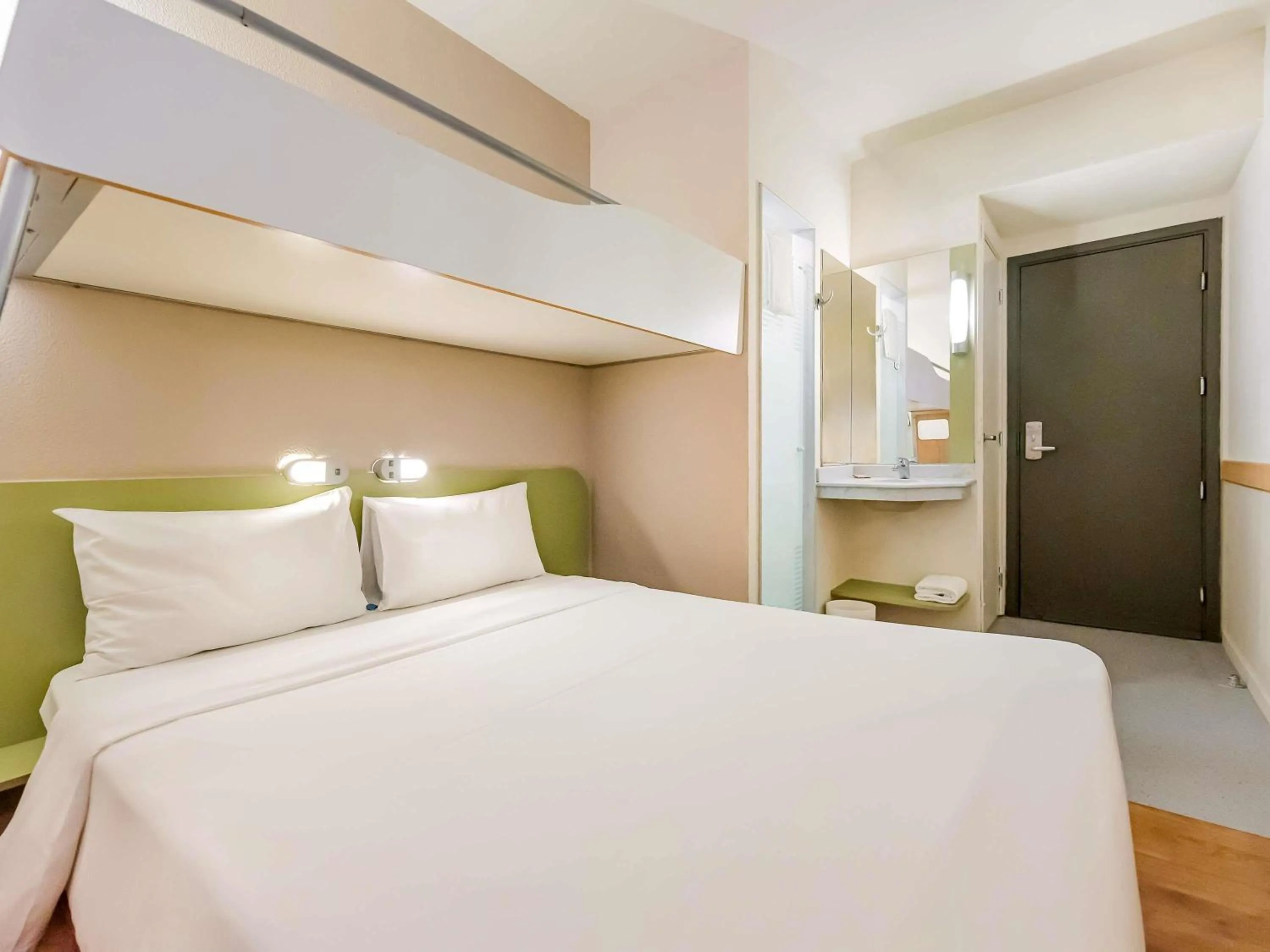 Bedroom, Bed in ibis budget Vitoria