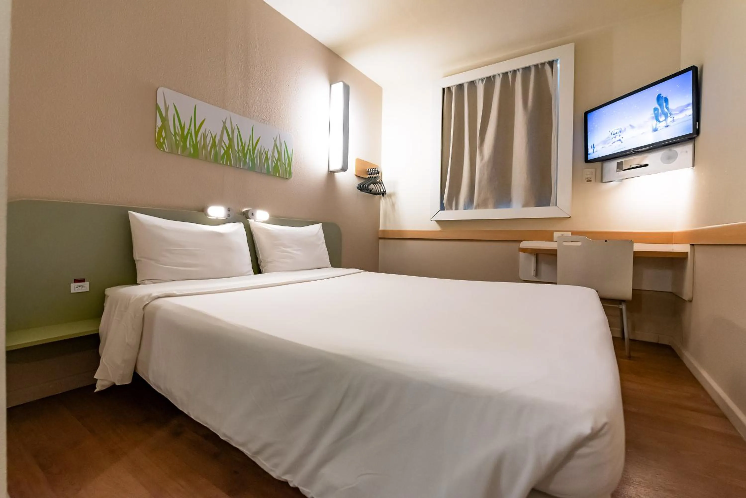 Bedroom, Bed in ibis budget Vitoria