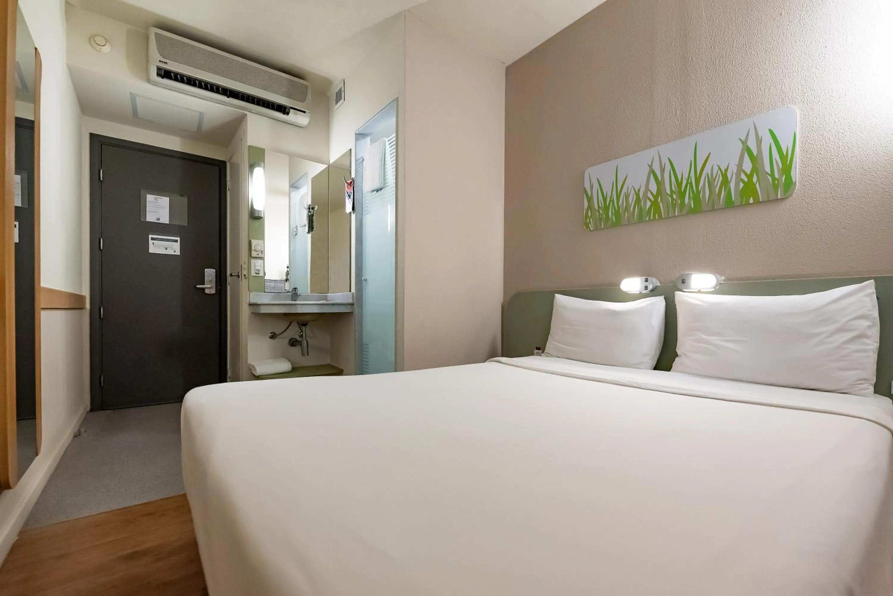 Bedroom, Bed in ibis budget Vitoria