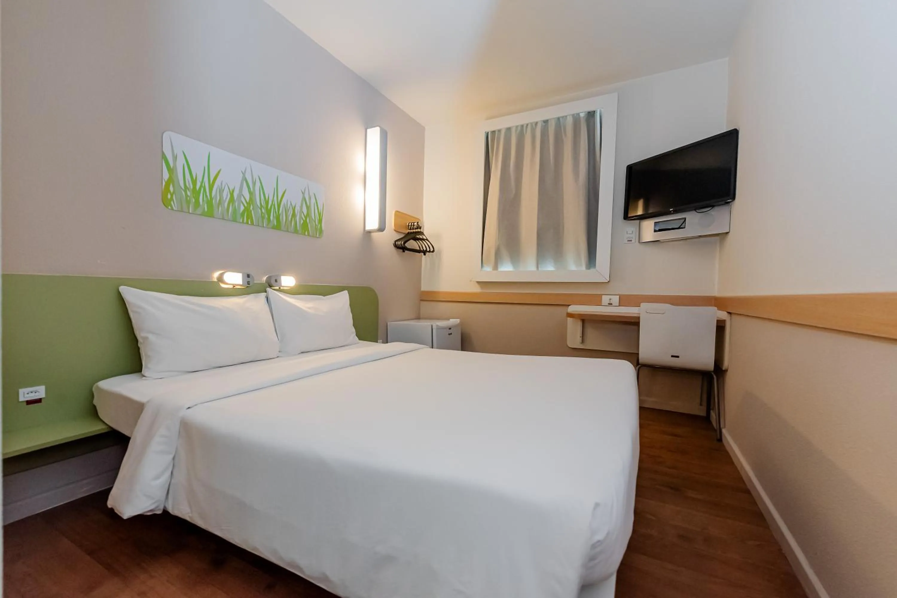 Bedroom, Bed in ibis budget Vitoria
