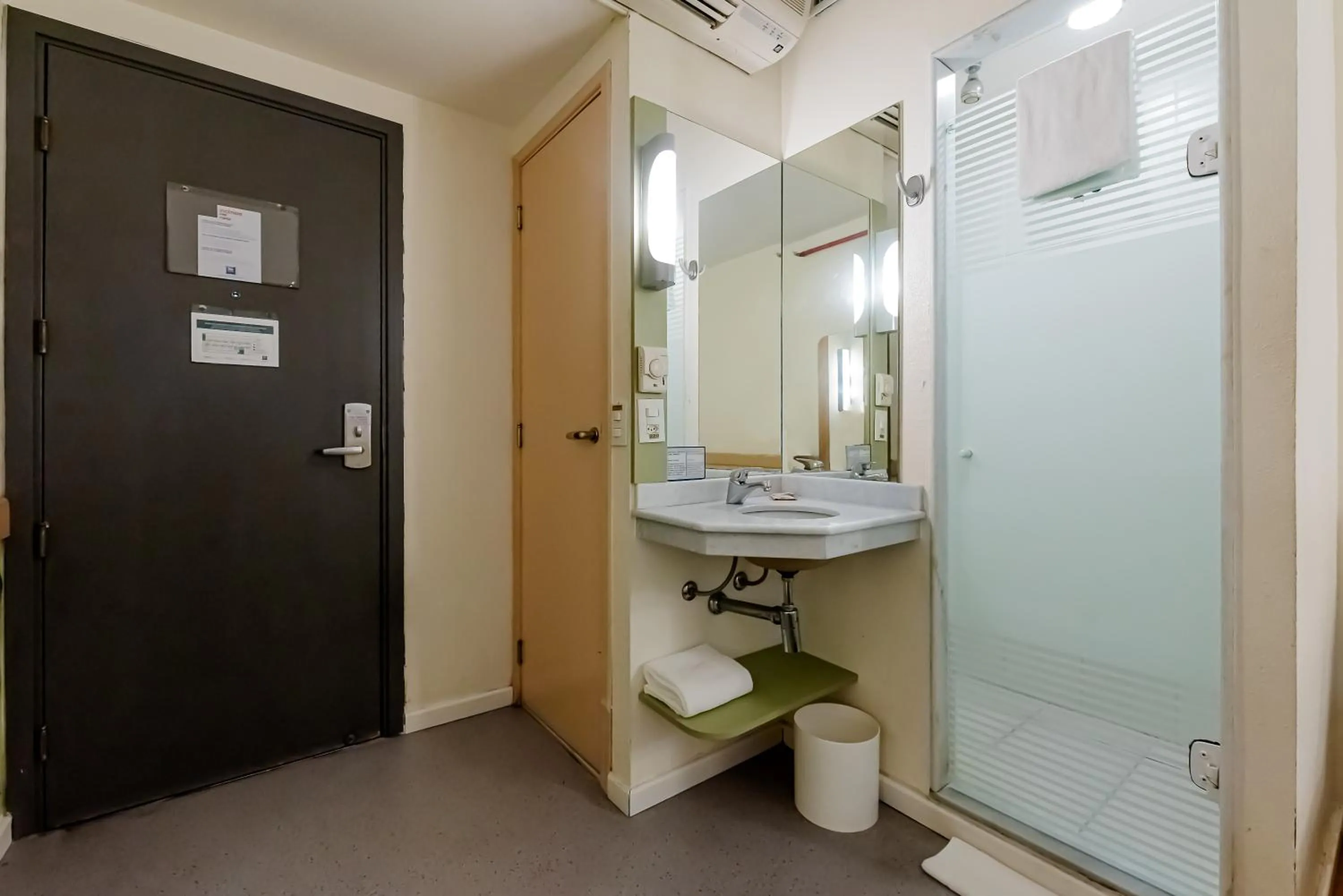 Bathroom in ibis budget Vitoria