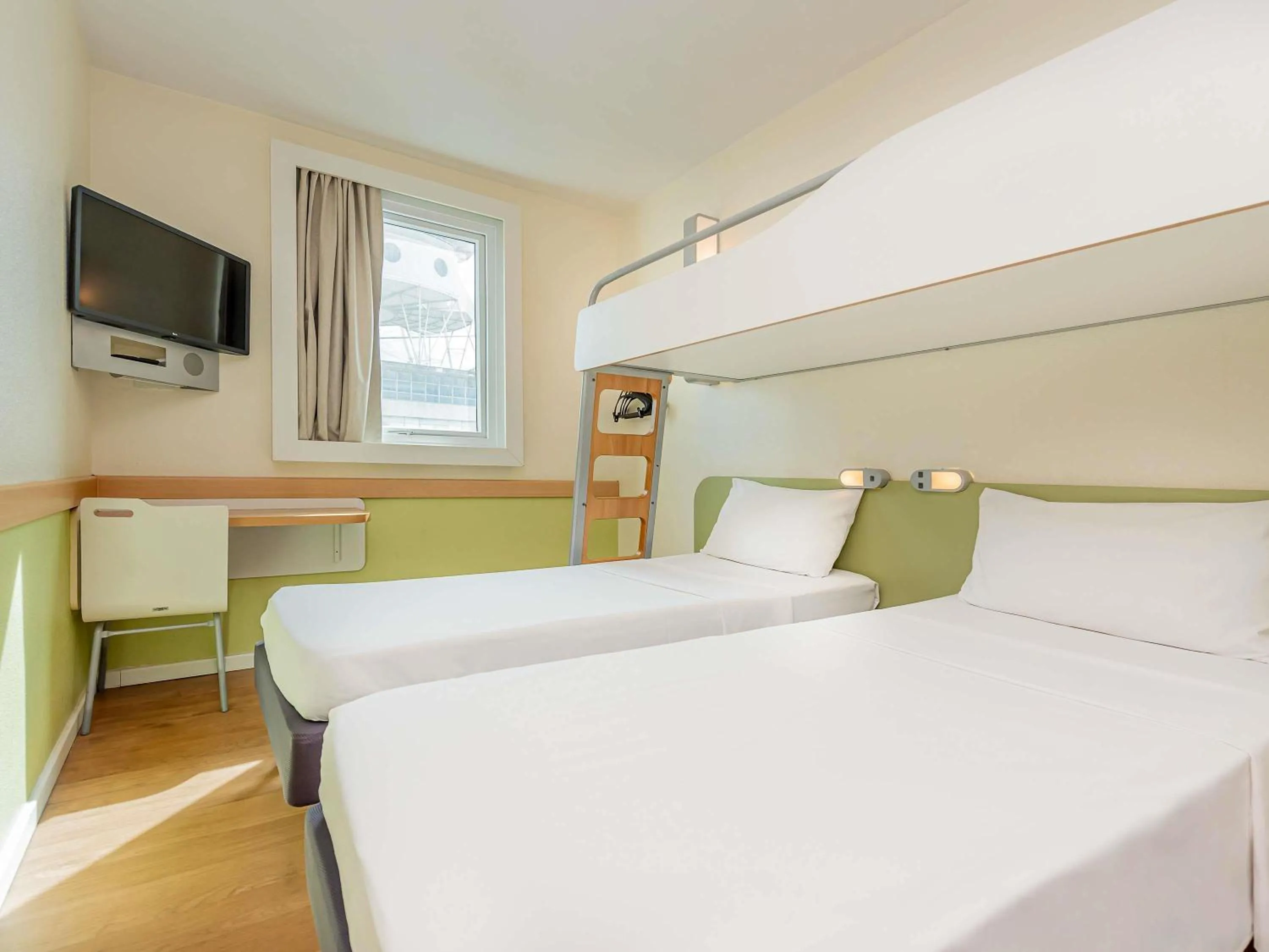 Bedroom, Bed in ibis budget Vitoria