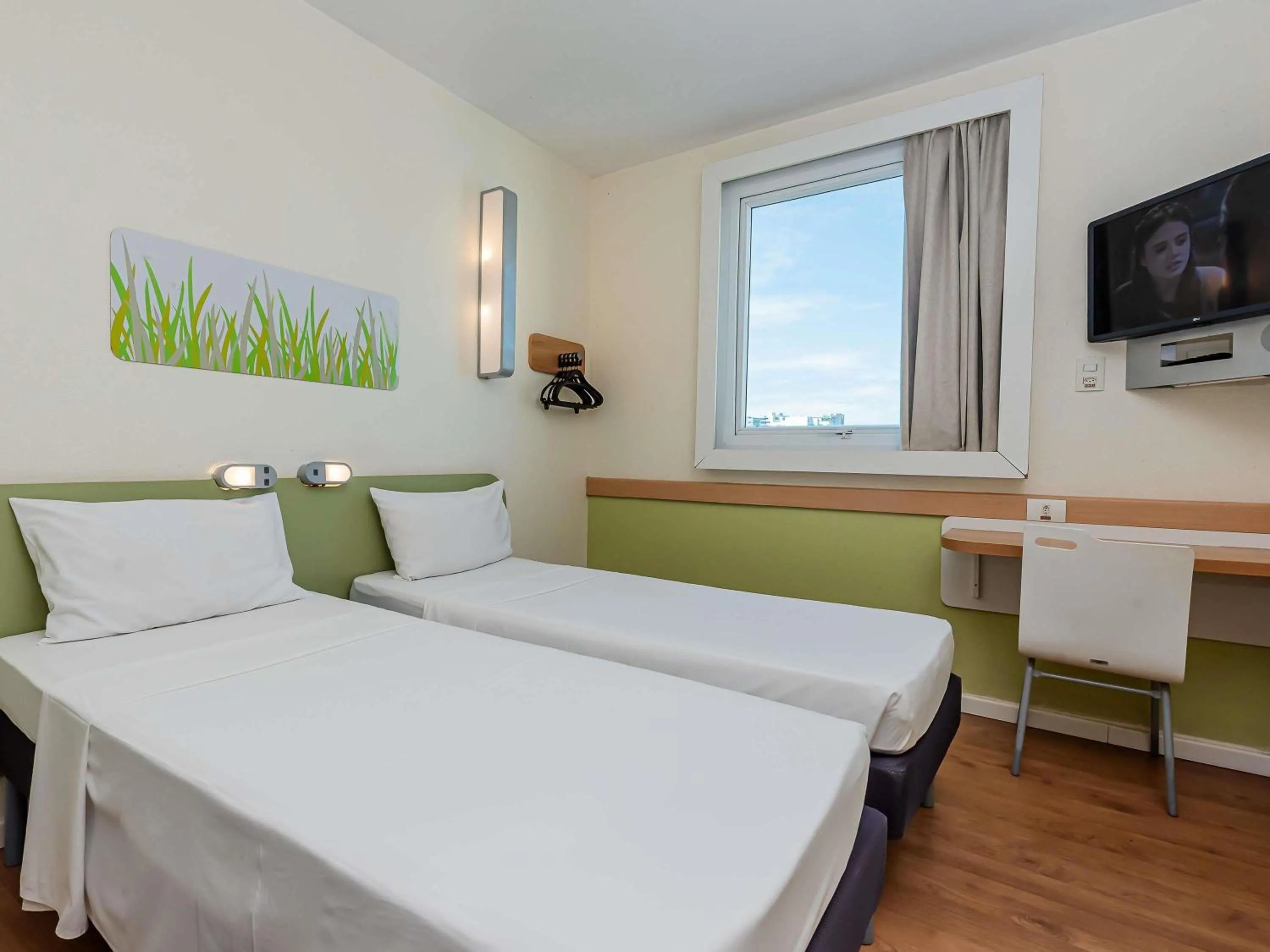 Bedroom, Bed in ibis budget Vitoria