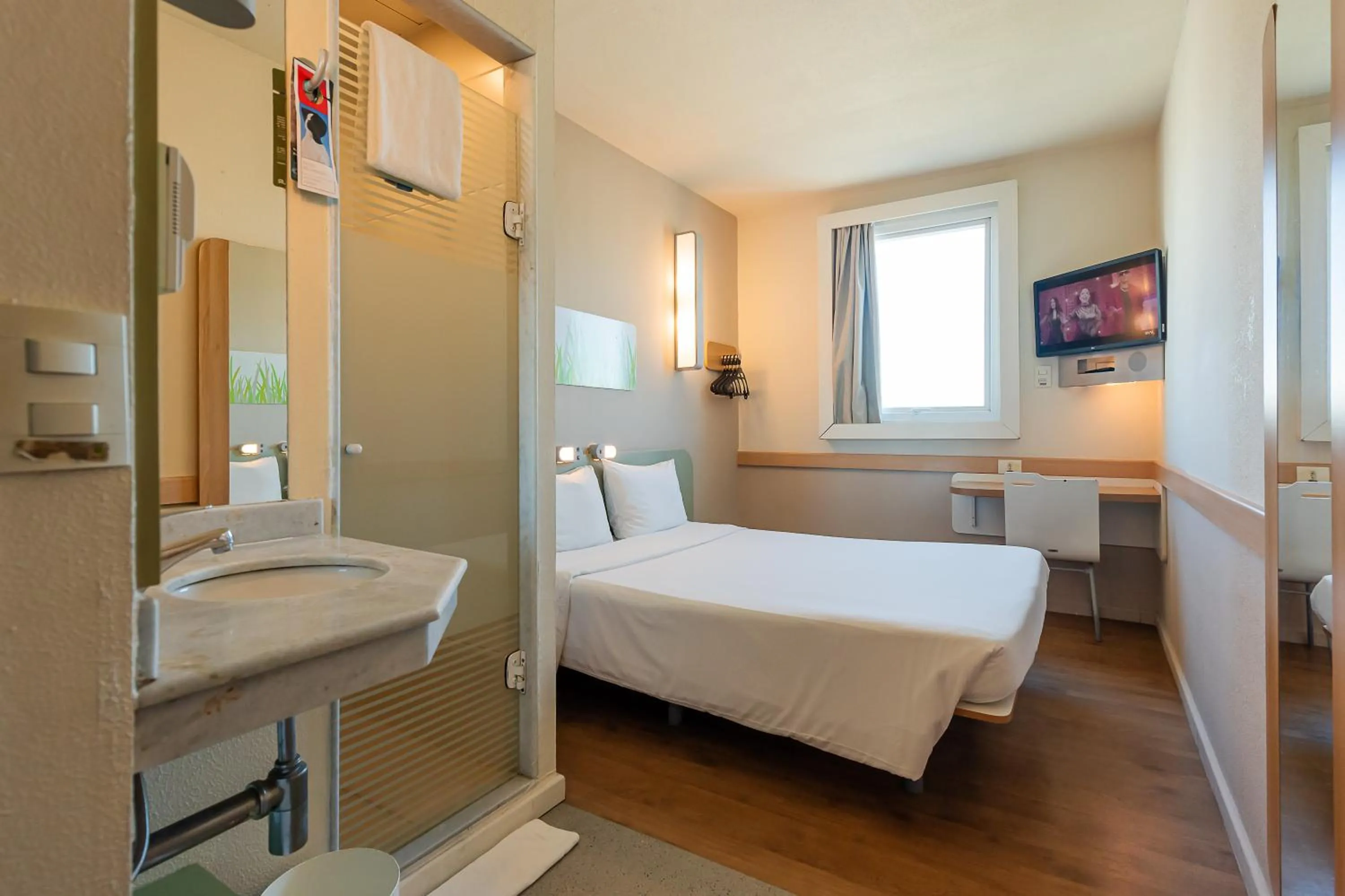 Bedroom, Bed in ibis budget Vitoria