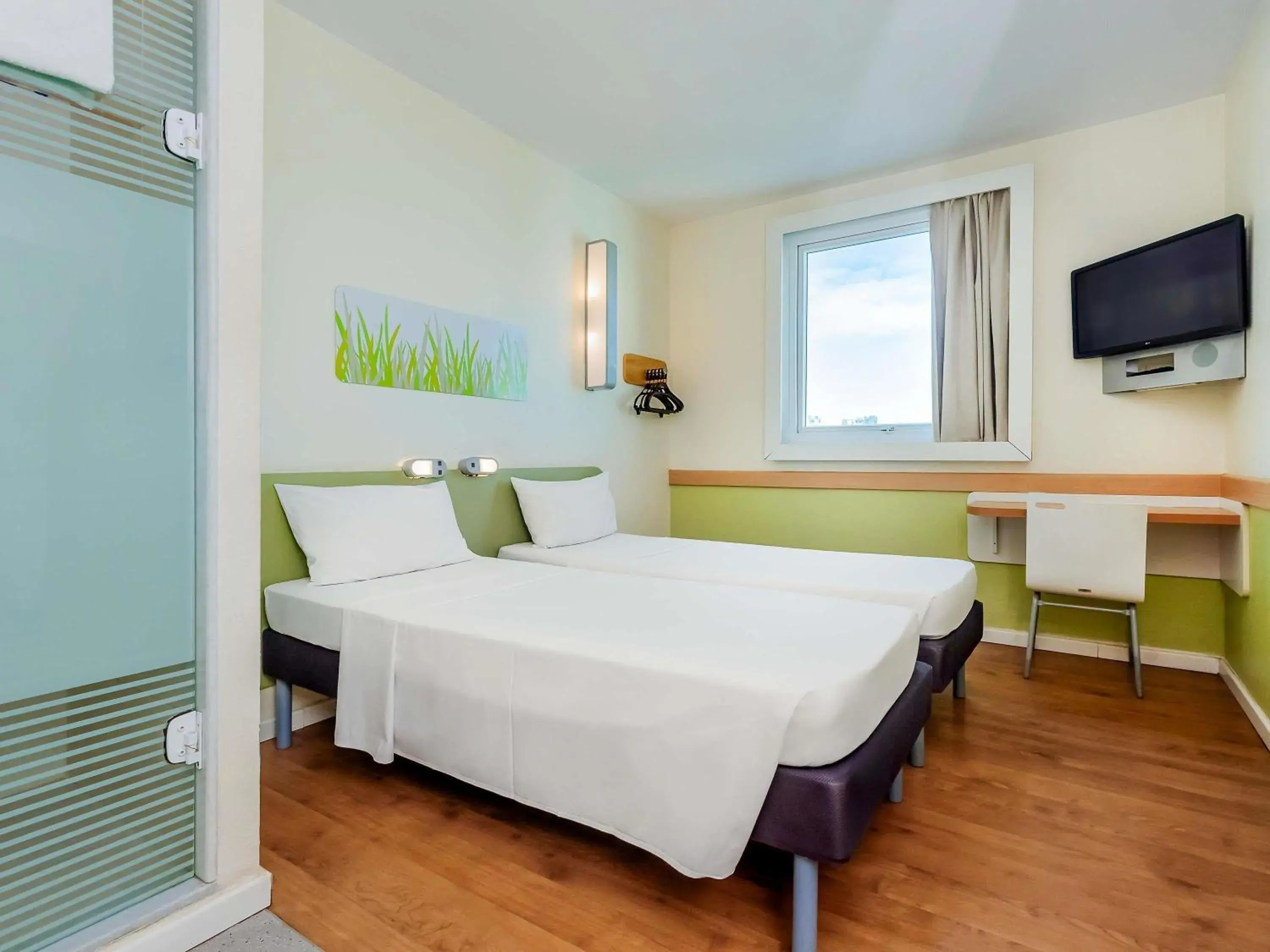 Functional rooms with 2 twin beds - single occupancy in ibis budget Vitoria Functional rooms with 2 twin beds - single occupancy in ibis budget Vitoria