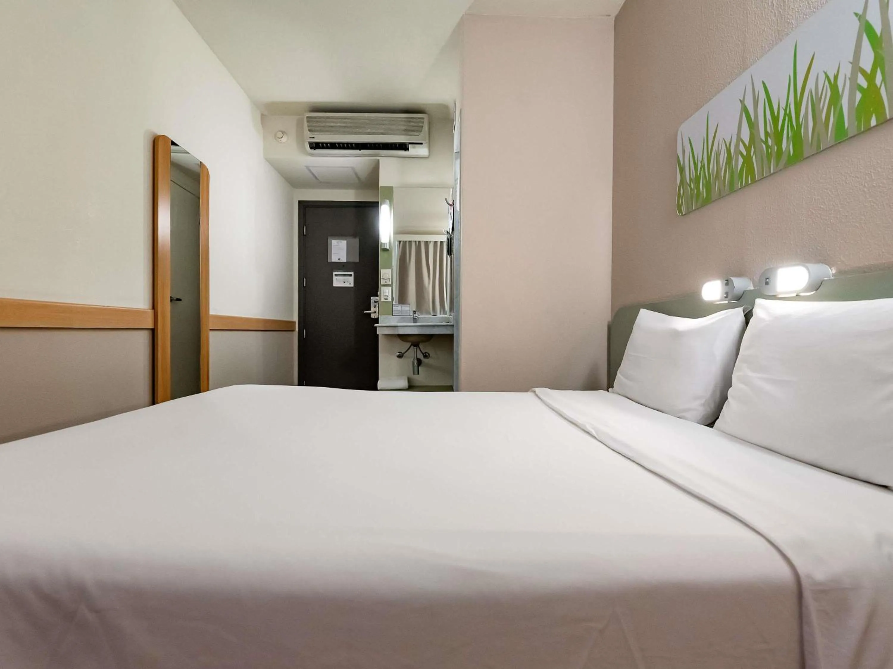 Bedroom, Bed in ibis budget Vitoria