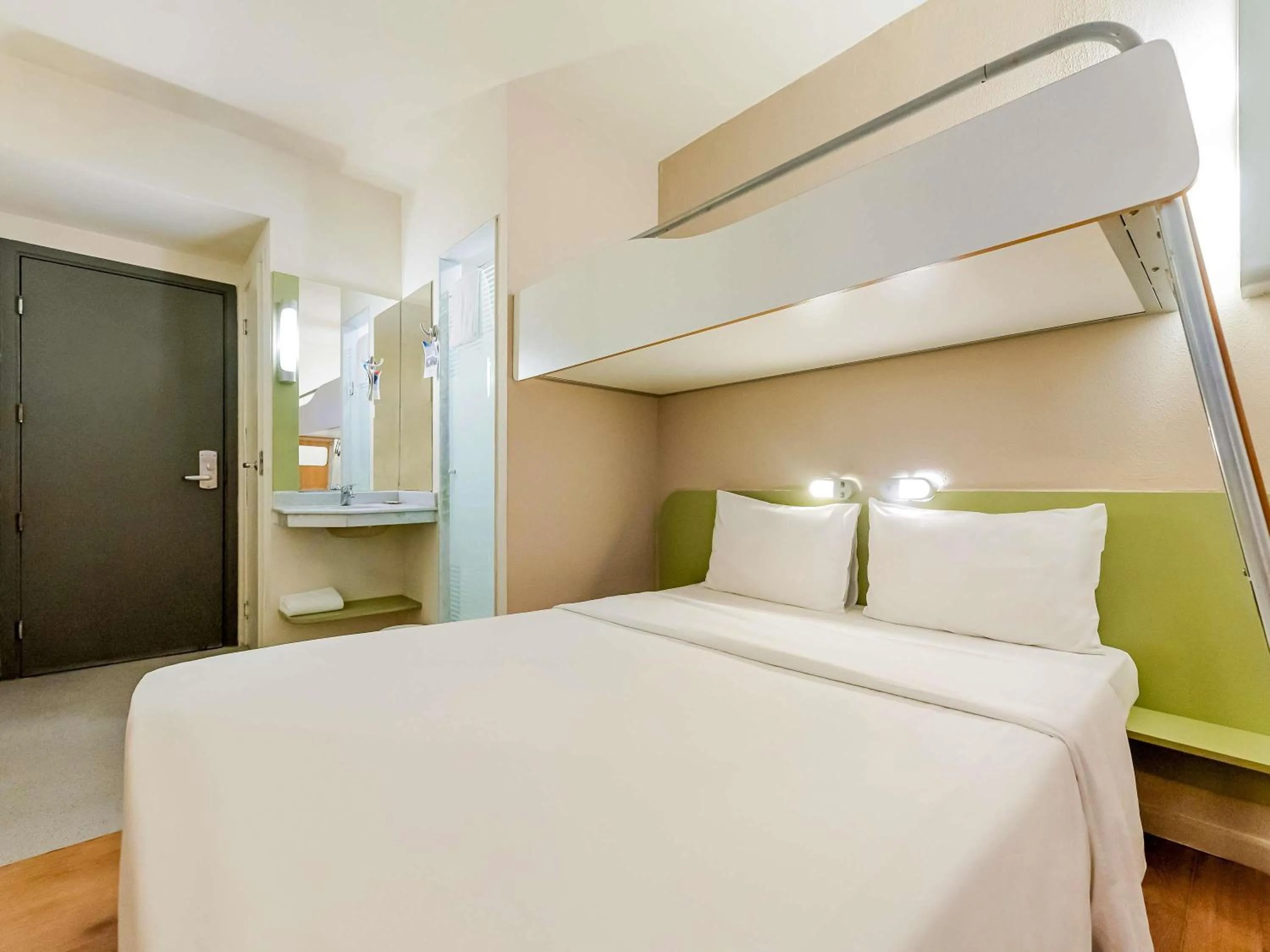 Bedroom, Bed in ibis budget Vitoria