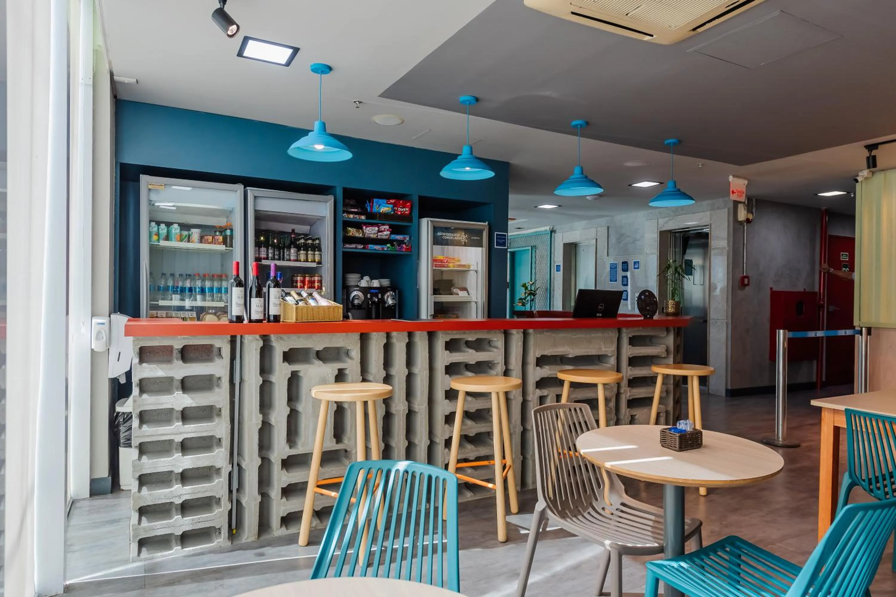 Lounge or bar in ibis budget Vitoria