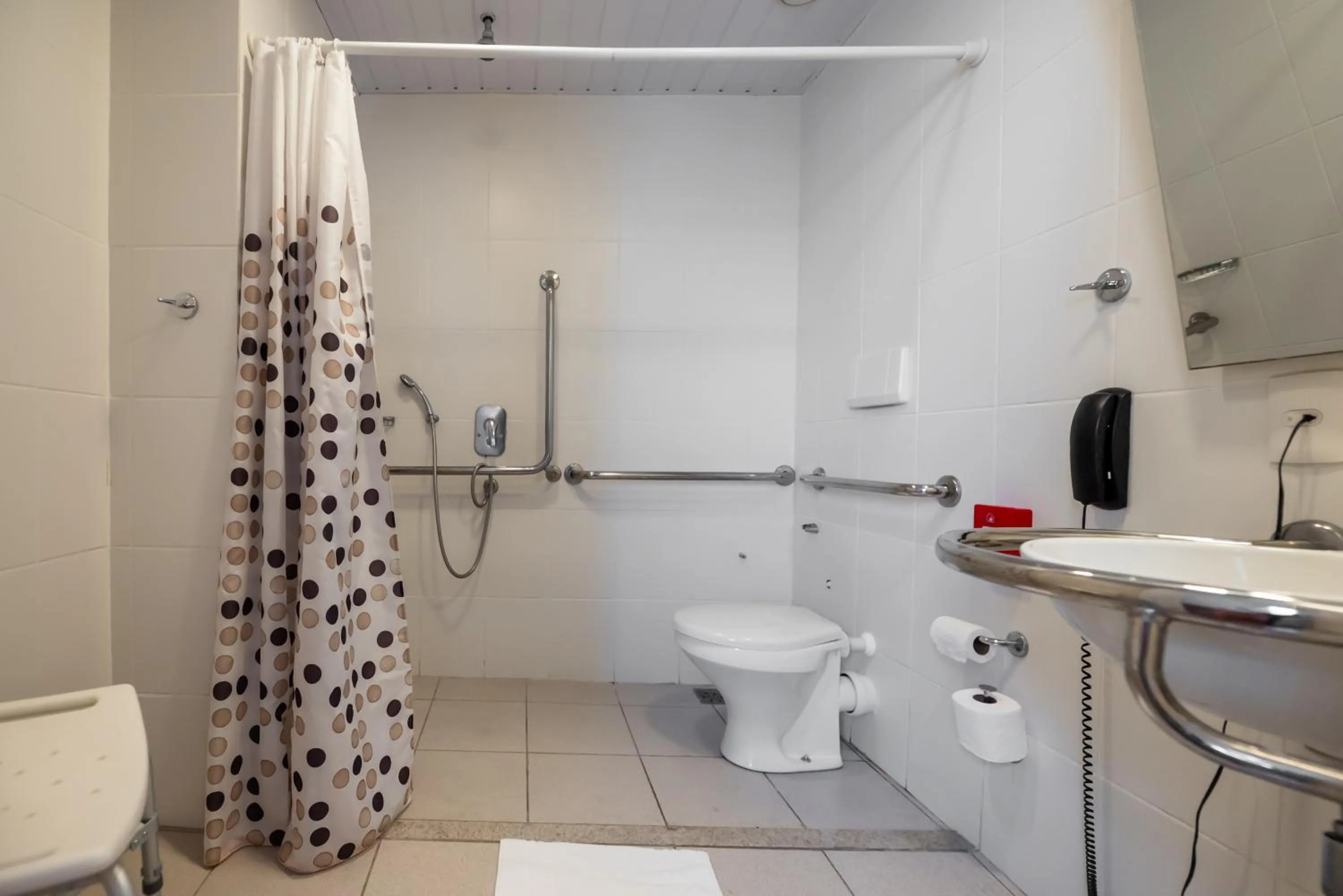 Bathroom in ibis budget Porto Alegre - Super Econômico