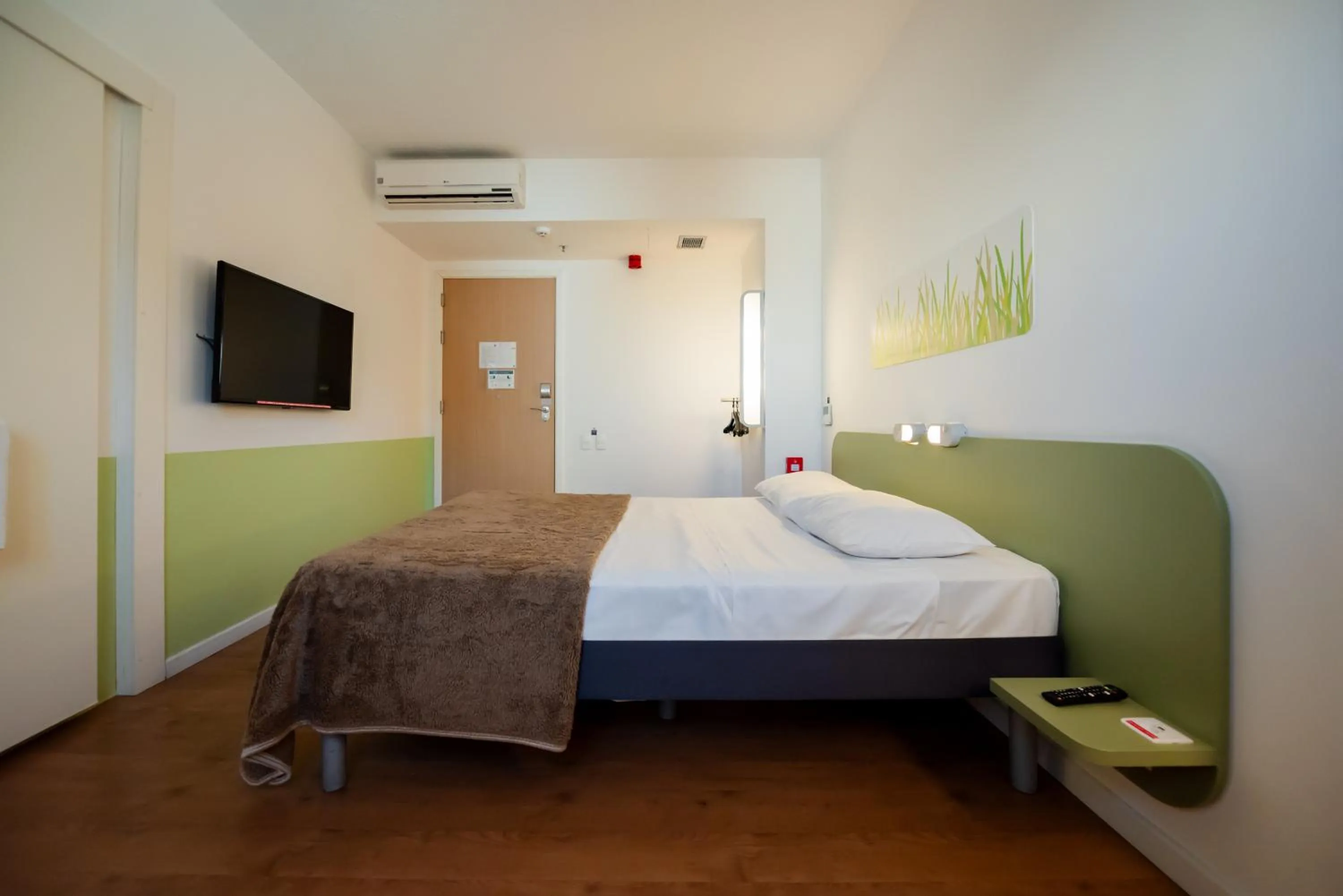Photo of the whole room, Bed in ibis budget Porto Alegre - Super Econômico