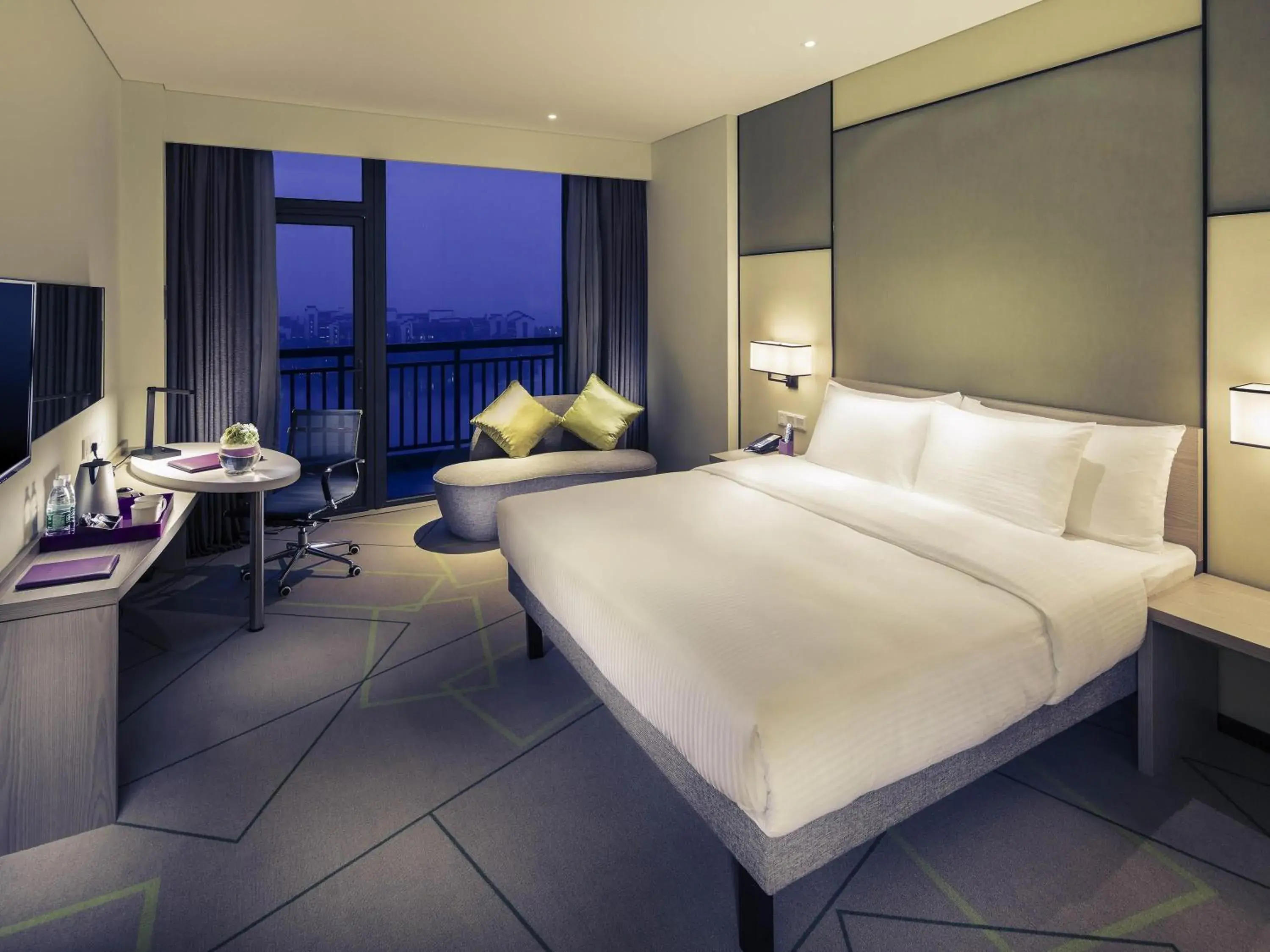 Superior King Room with Lake View in Mercure Hefei Sunac Superior King Room with Lake View in Mercure Hefei Sunac