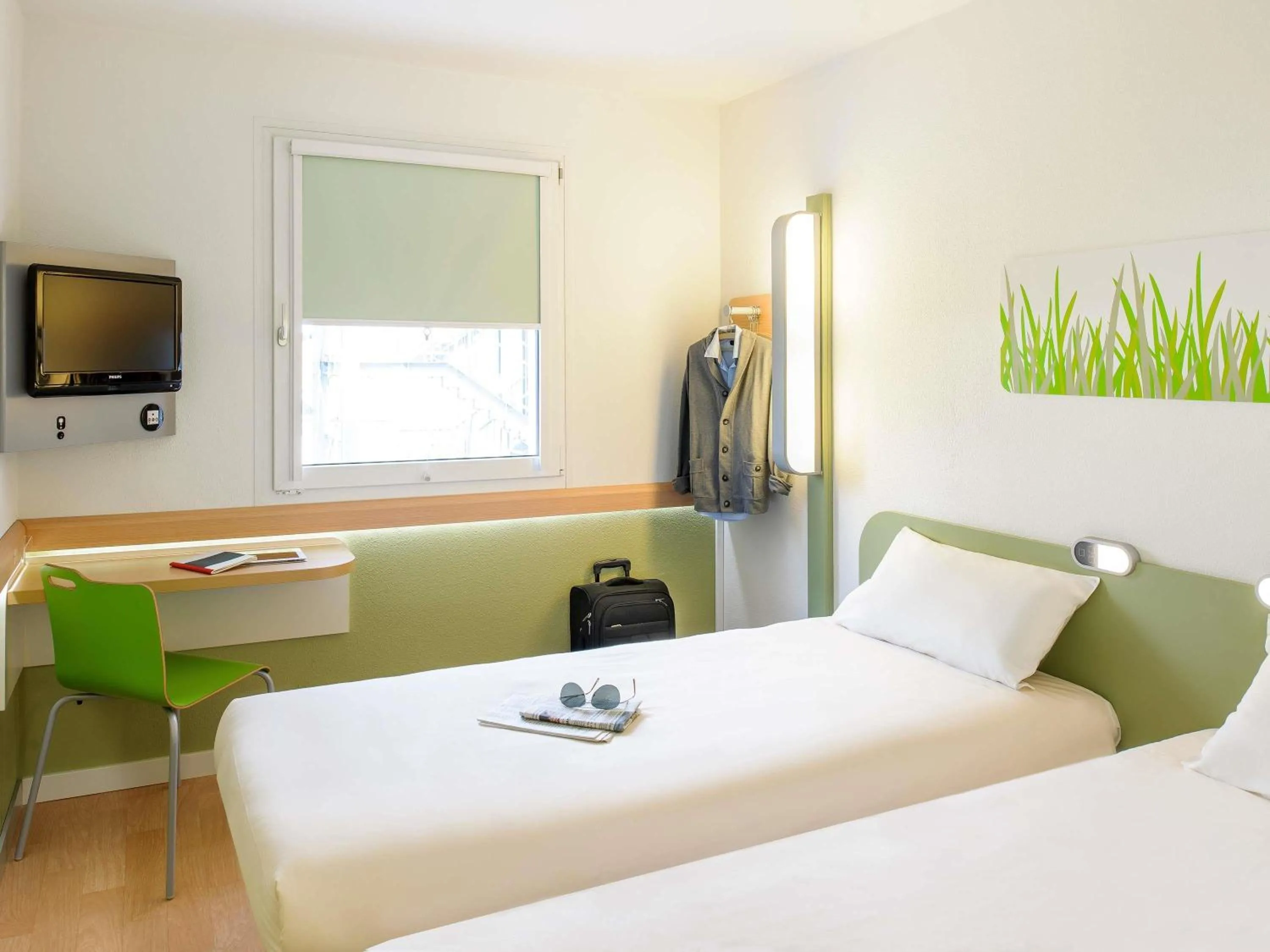 Bedroom, Bed in ibis budget Troyes Est