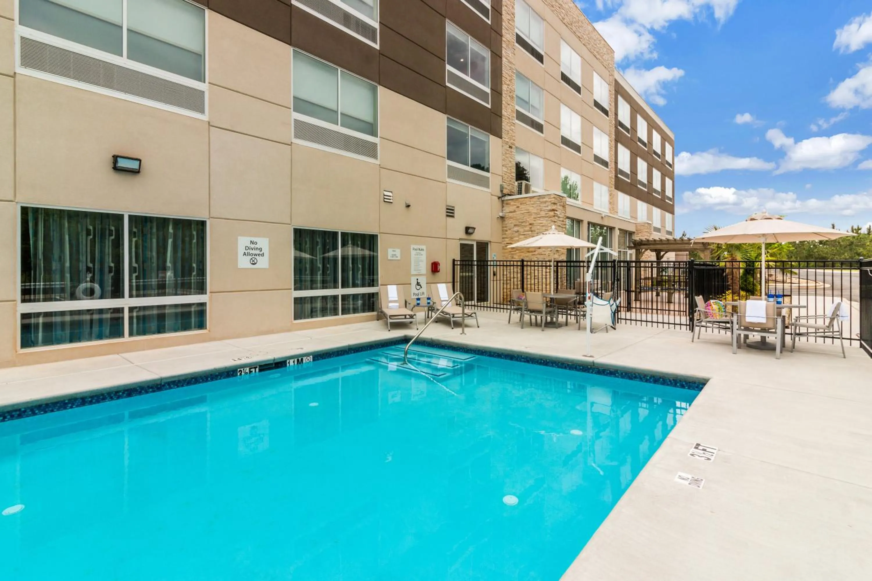 Swimming pool in Holiday Inn Express - Villa Rica by IHG