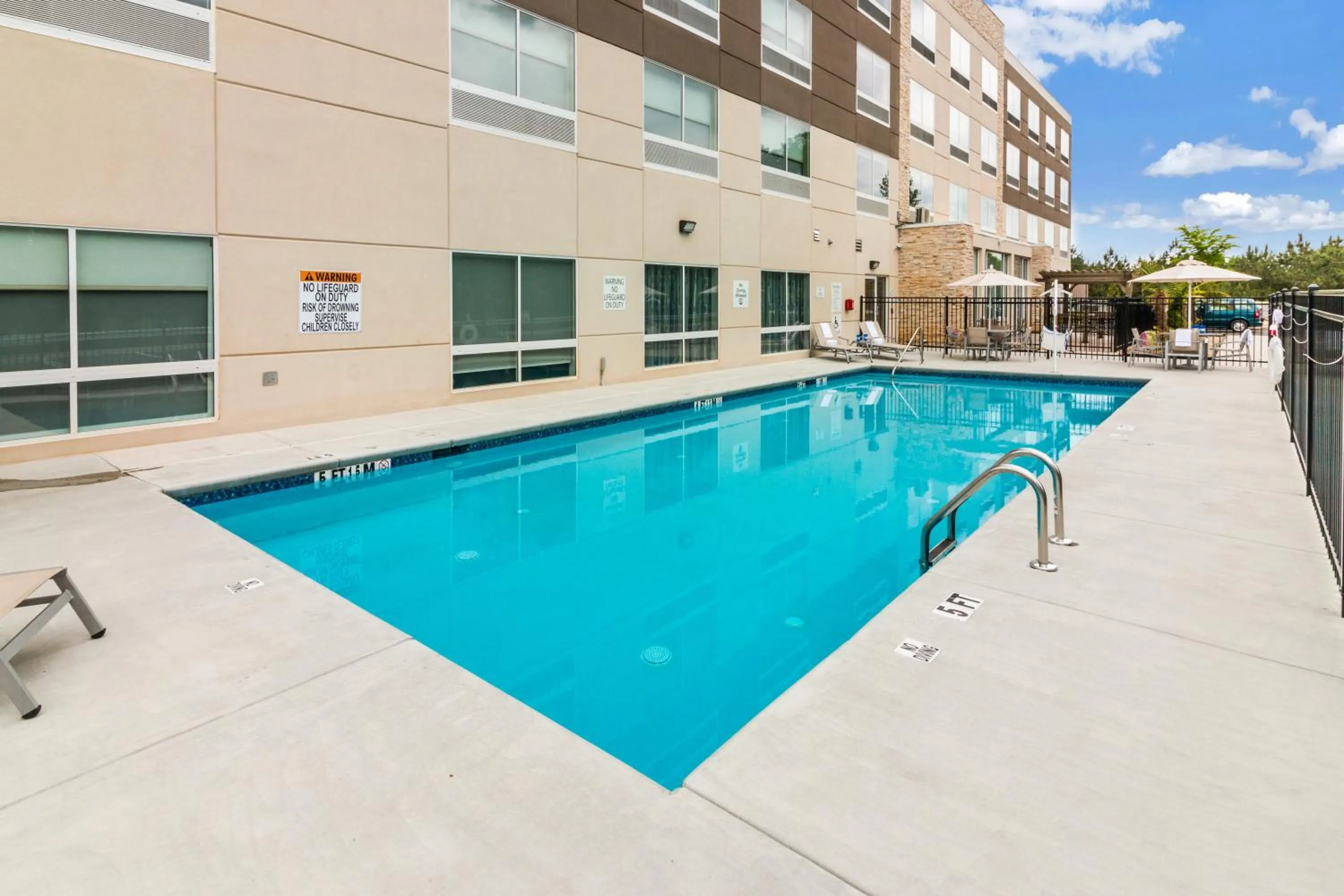 Swimming pool in Holiday Inn Express - Villa Rica by IHG