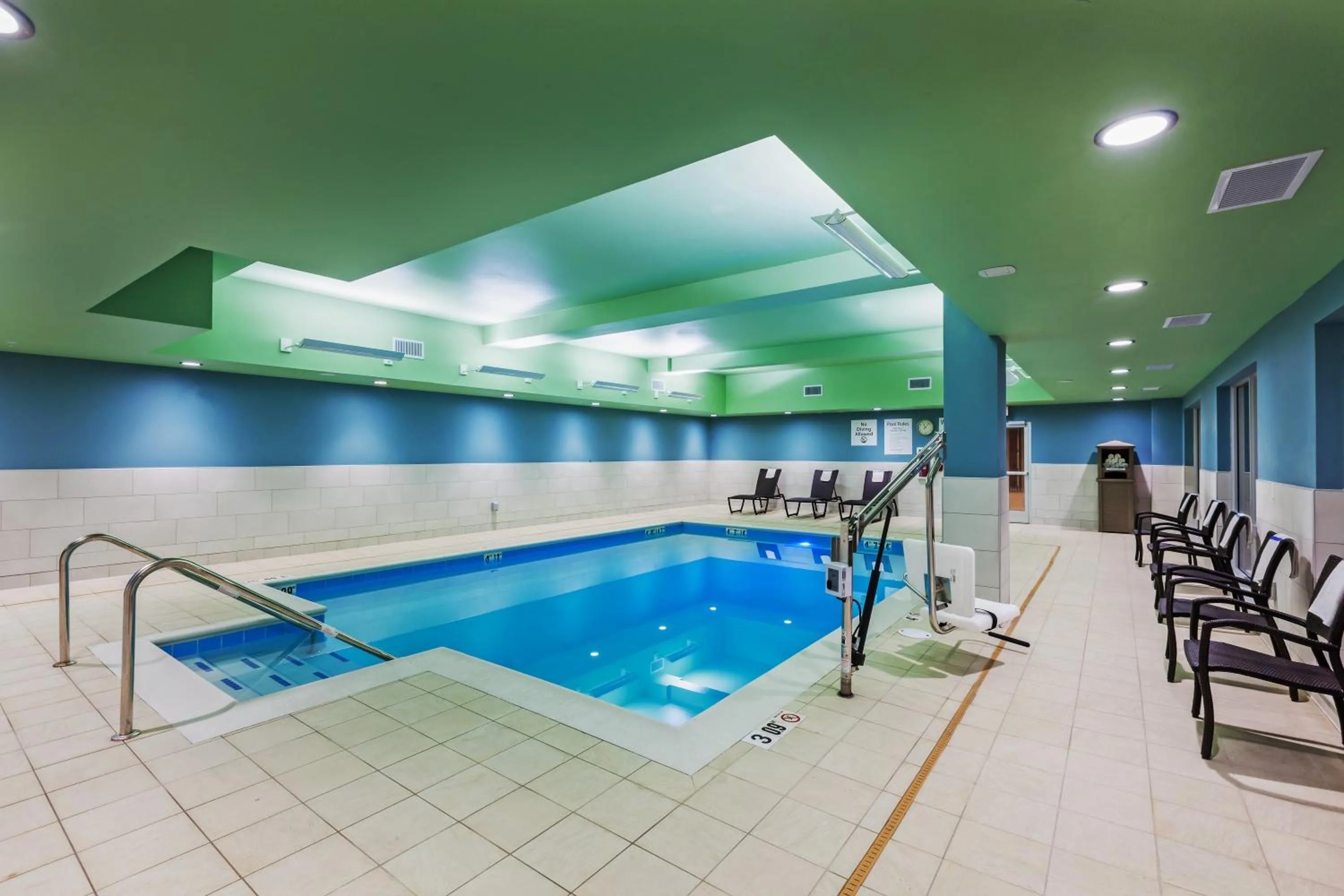 Swimming pool in Holiday Inn Express and Suites Chanute by IHG