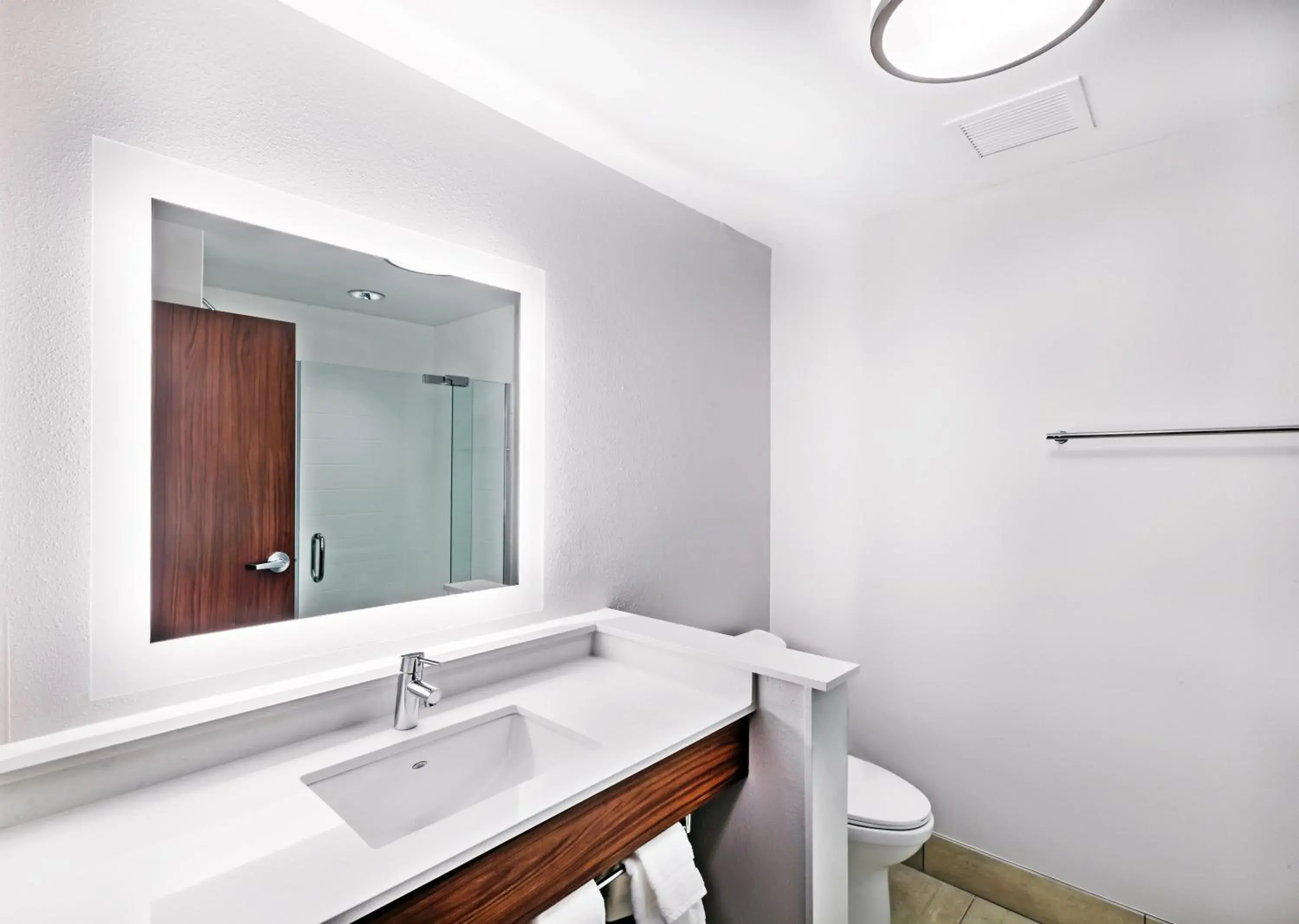 Standard King Room in Holiday Inn Express and Suites Chanute by IHG Standard King Room in Holiday Inn Express and Suites Chanute by IHG