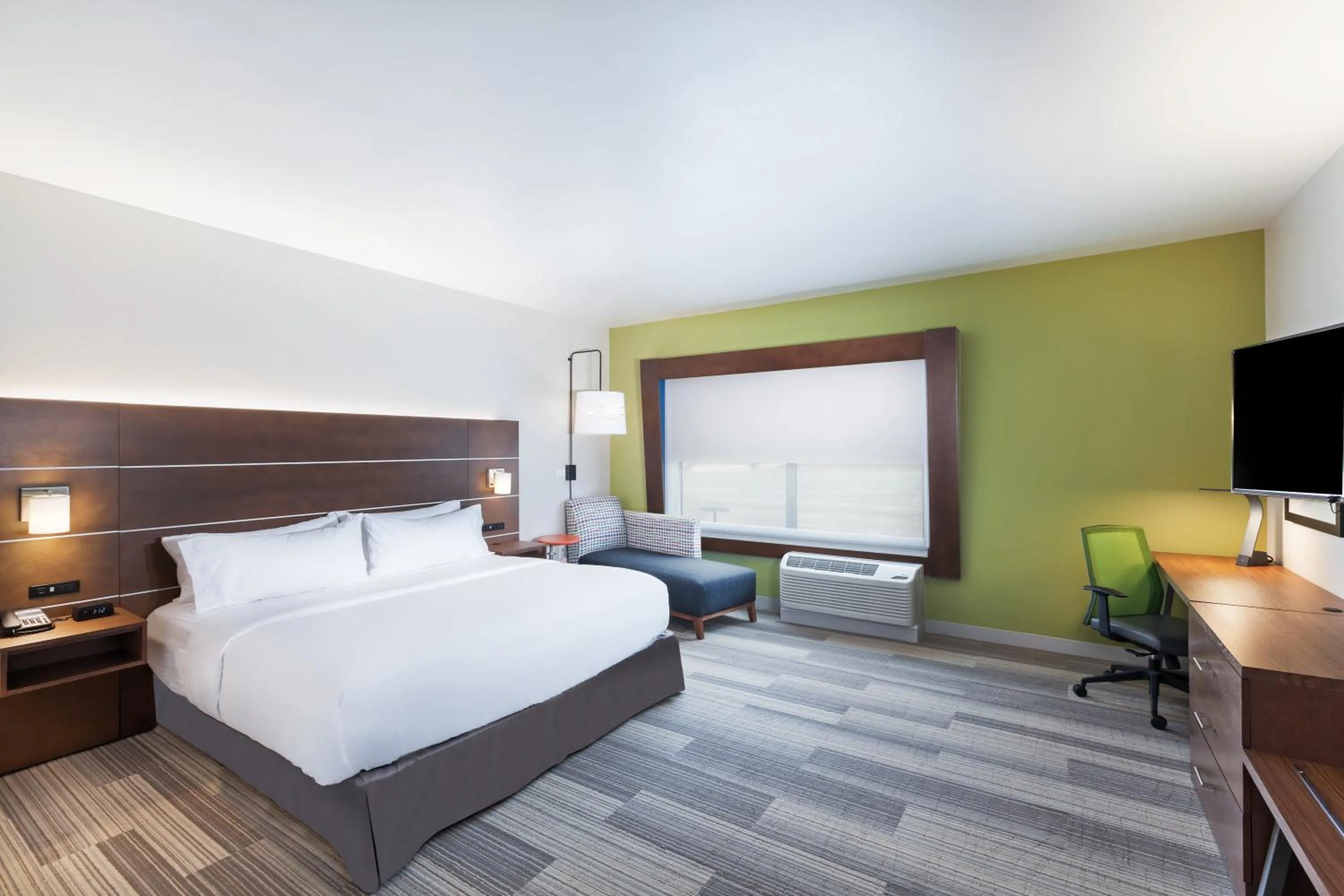 Photo of the whole room, Bed in Holiday Inn Express and Suites Chanute by IHG