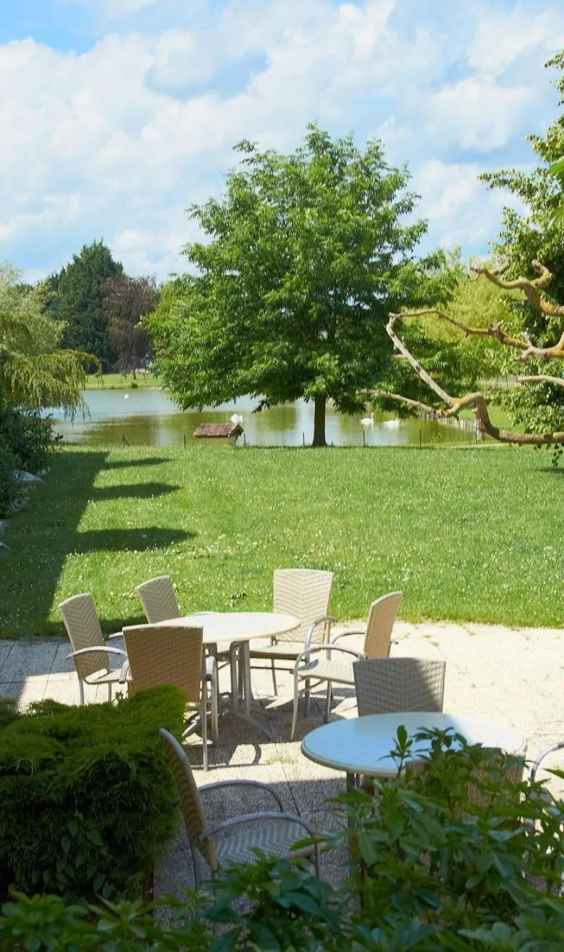 Garden in Hôtel Restaurant Le Rive Gauche