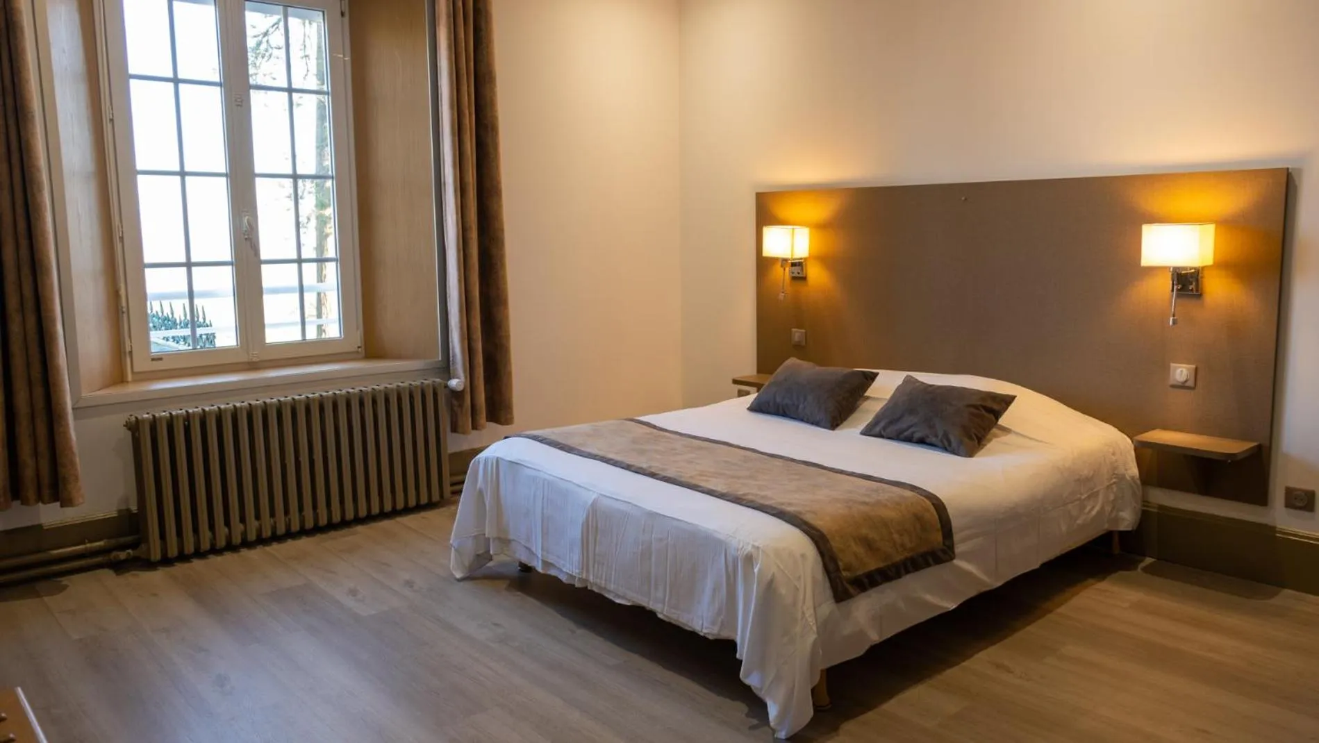 Bed in Logis - Hotel Restaurant La Sapinière