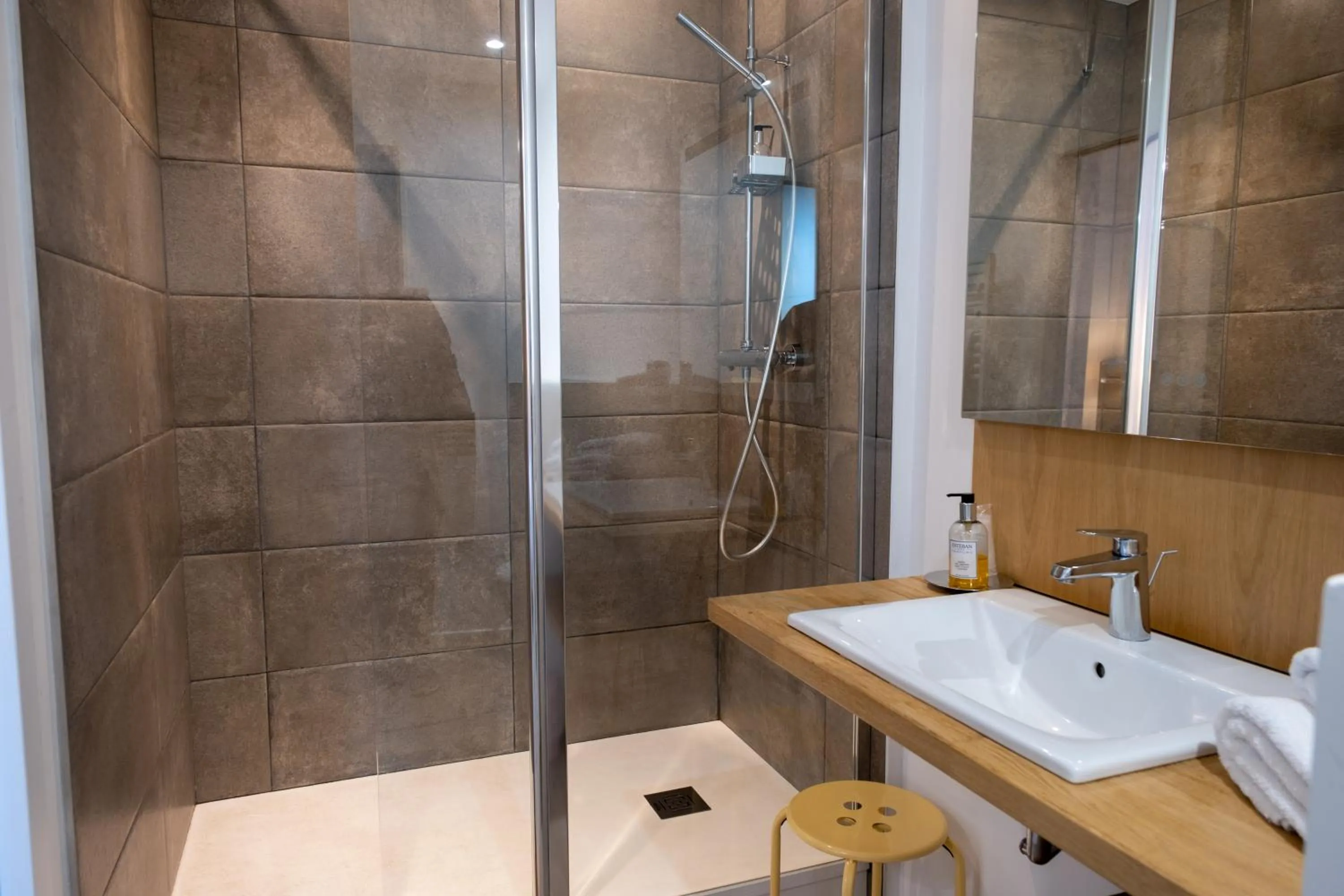 Shower in Logis - Hotel Restaurant La Sapinière