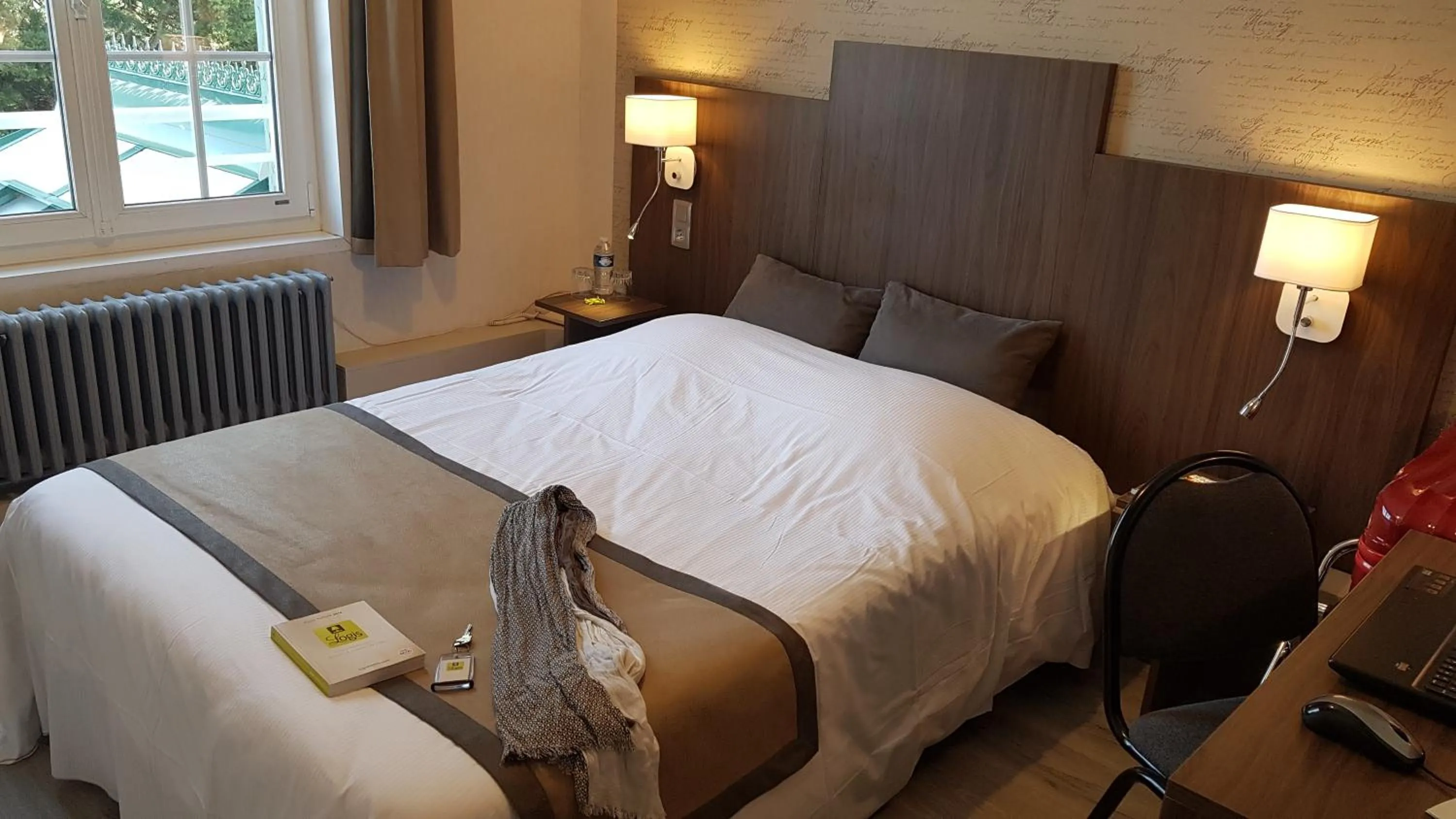 Bedroom, Bed in Logis - Hotel Restaurant La Sapinière