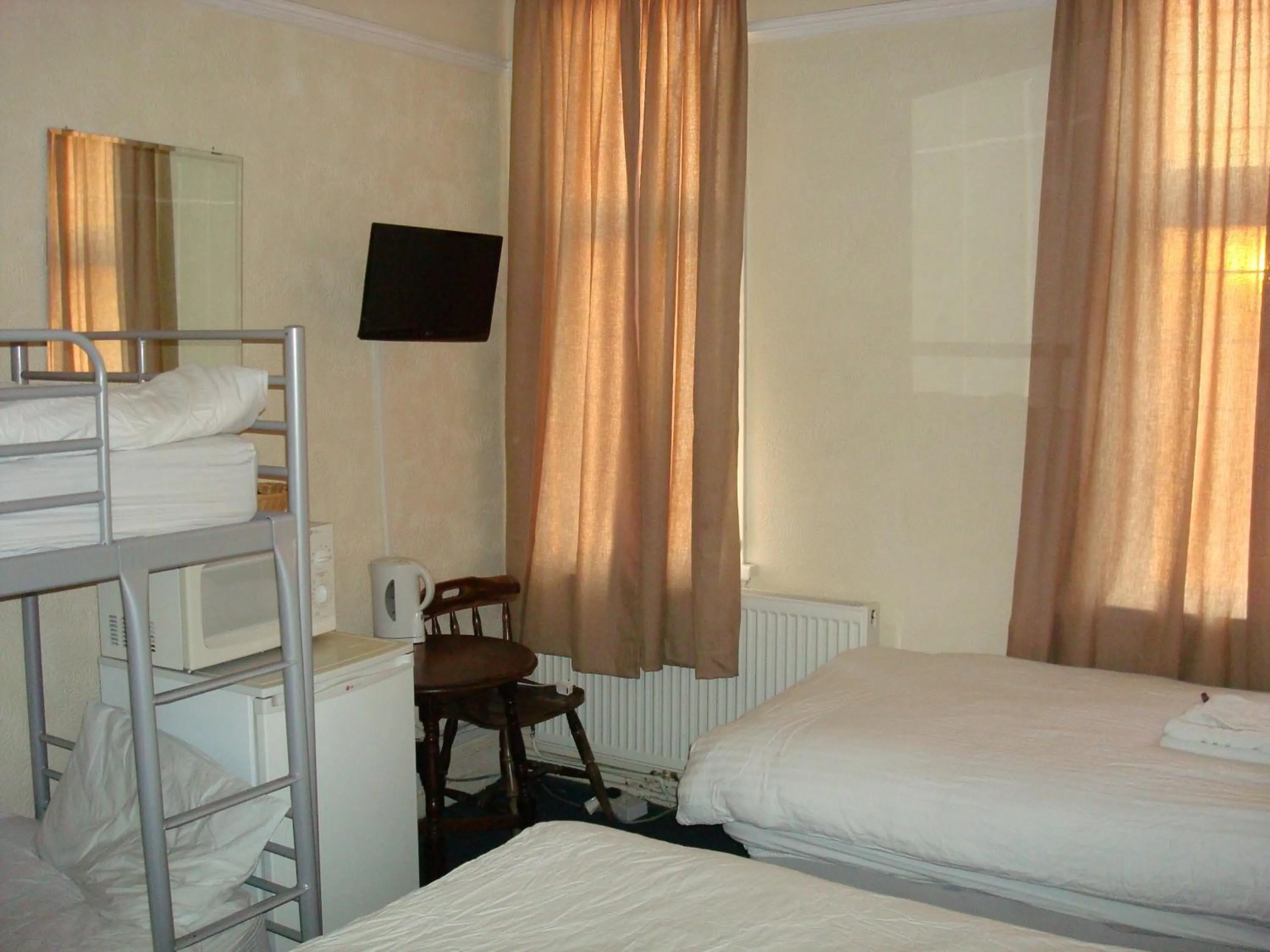 Bedroom, Bed in Forest Gate Hotel - Free Parking limited spaces