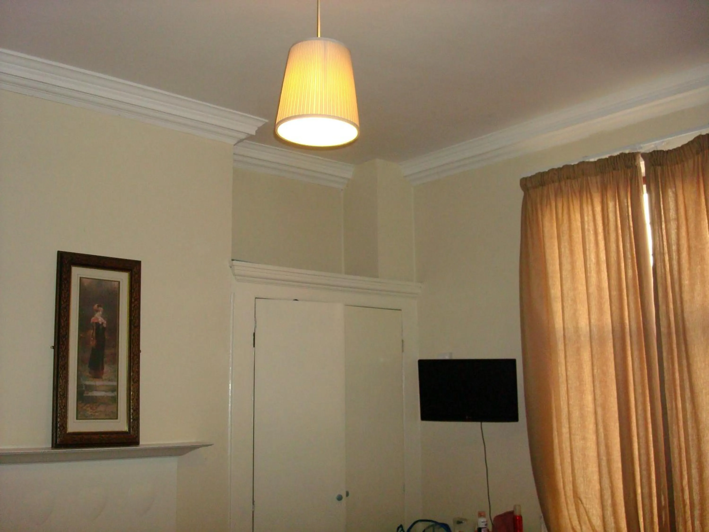 Bedroom in Forest Gate Hotel - Free Parking limited spaces