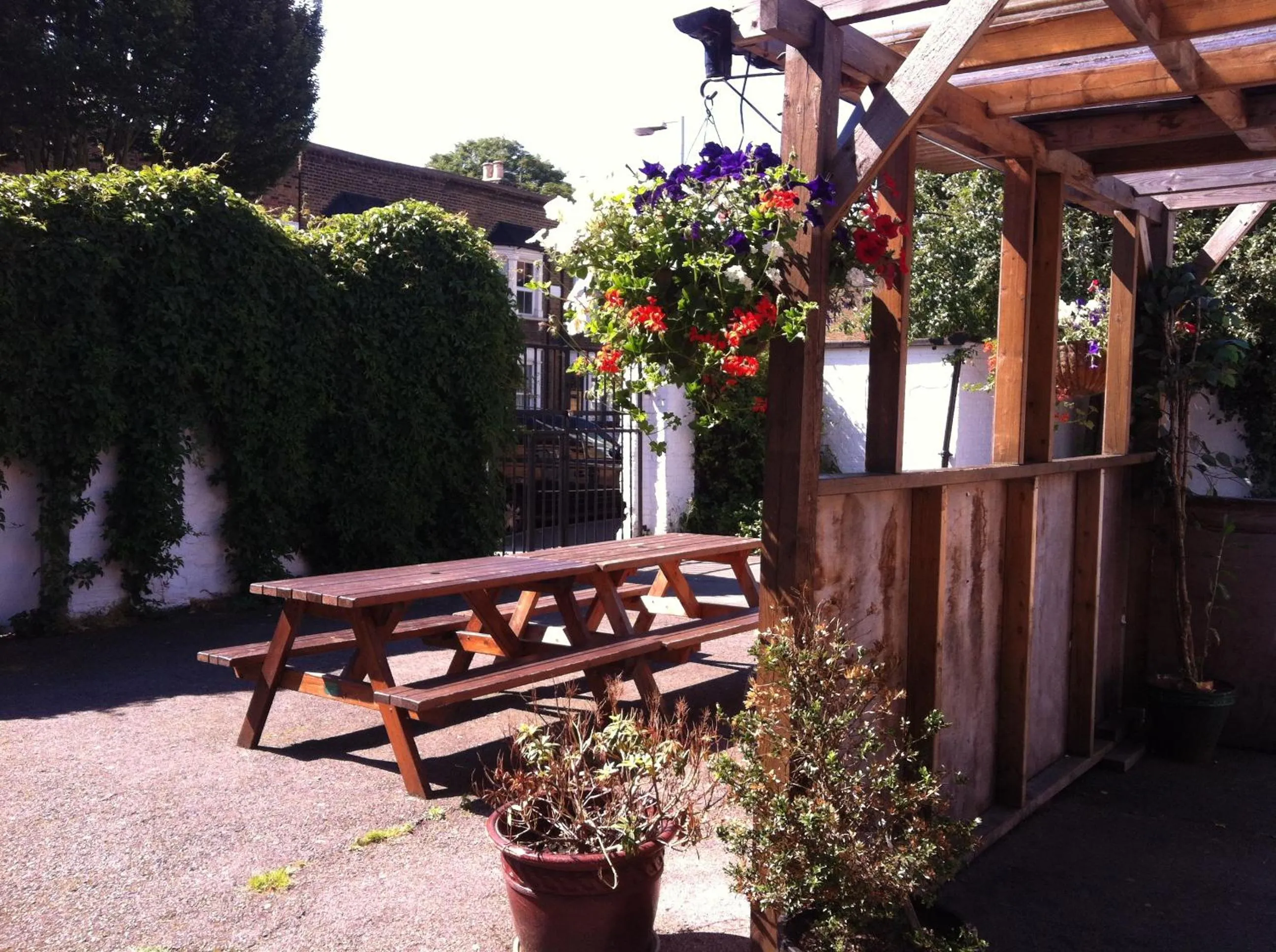 Garden in Forest Gate Hotel - Free Parking limited spaces