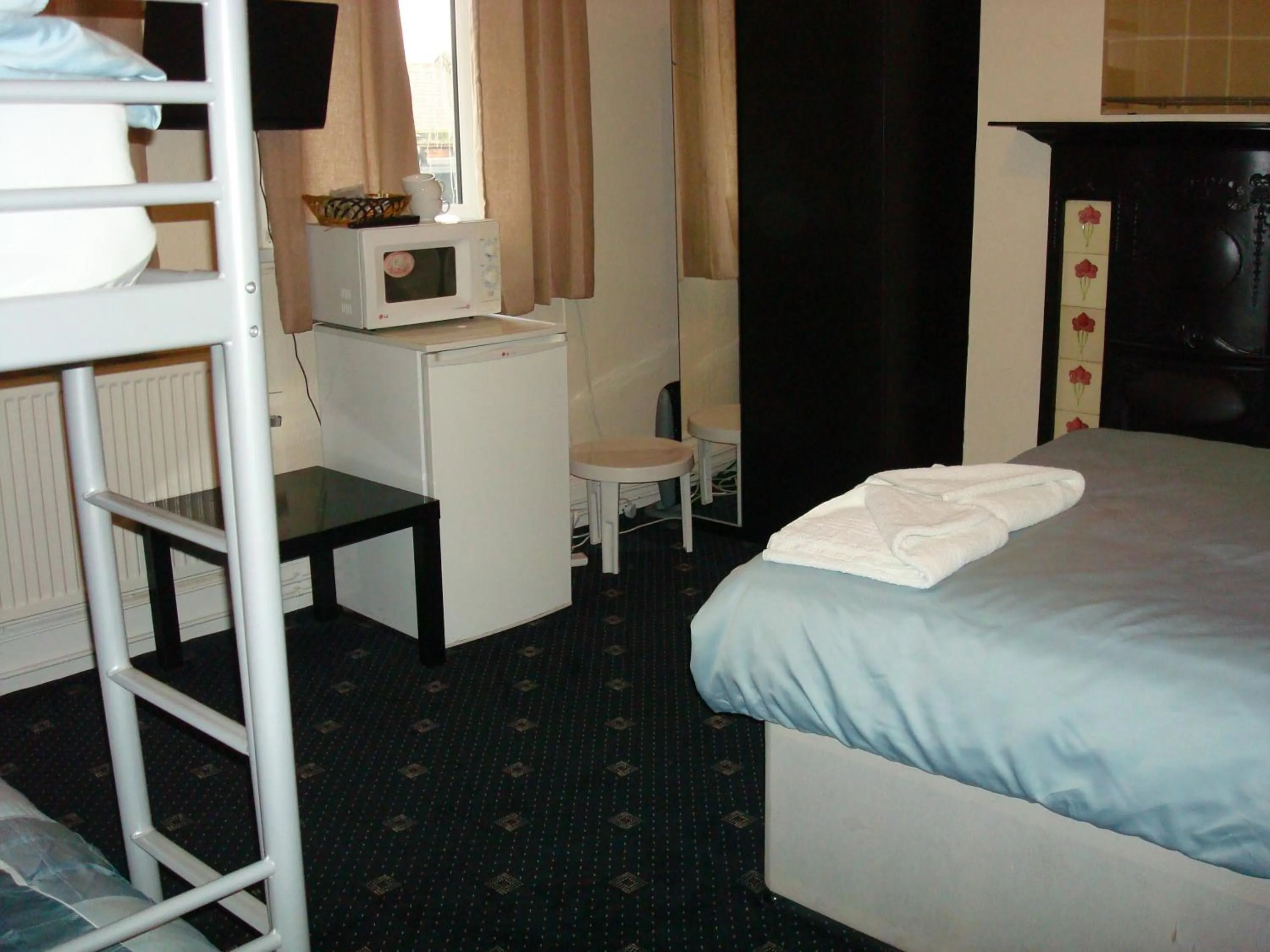 Bedroom, Bed in Forest Gate Hotel - Free Parking limited spaces