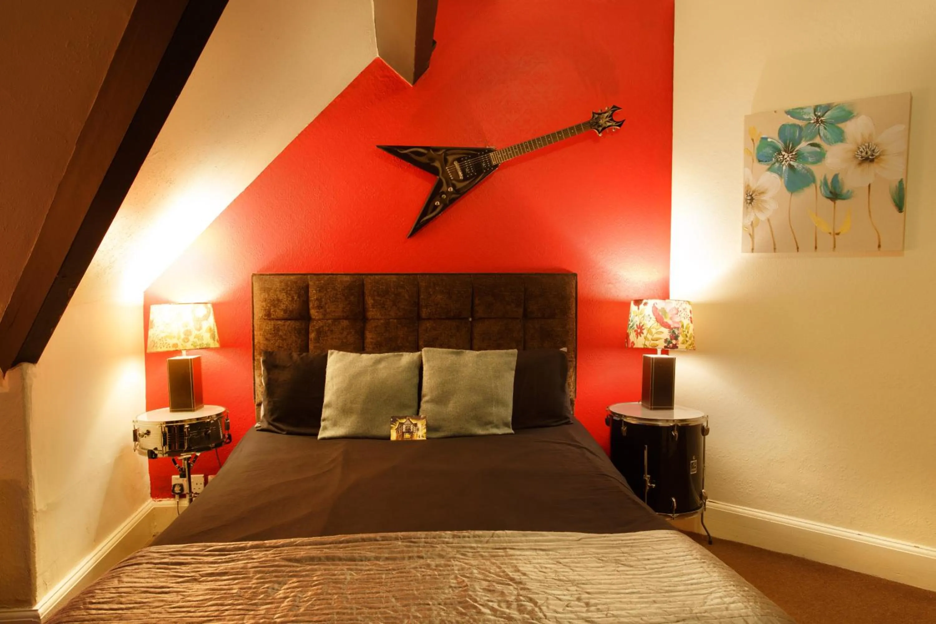 Bedroom, Bed in The Saddle Inn