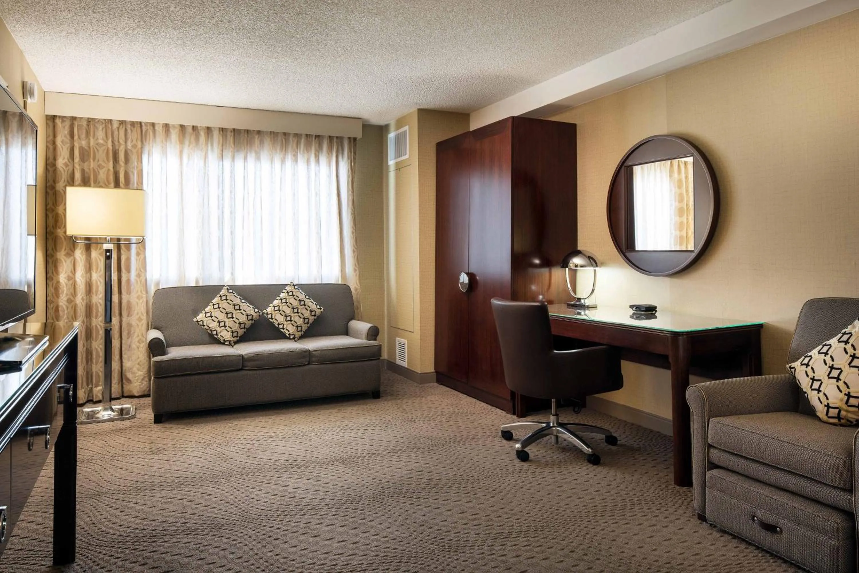 Living room in Sheraton Palo Alto Hotel