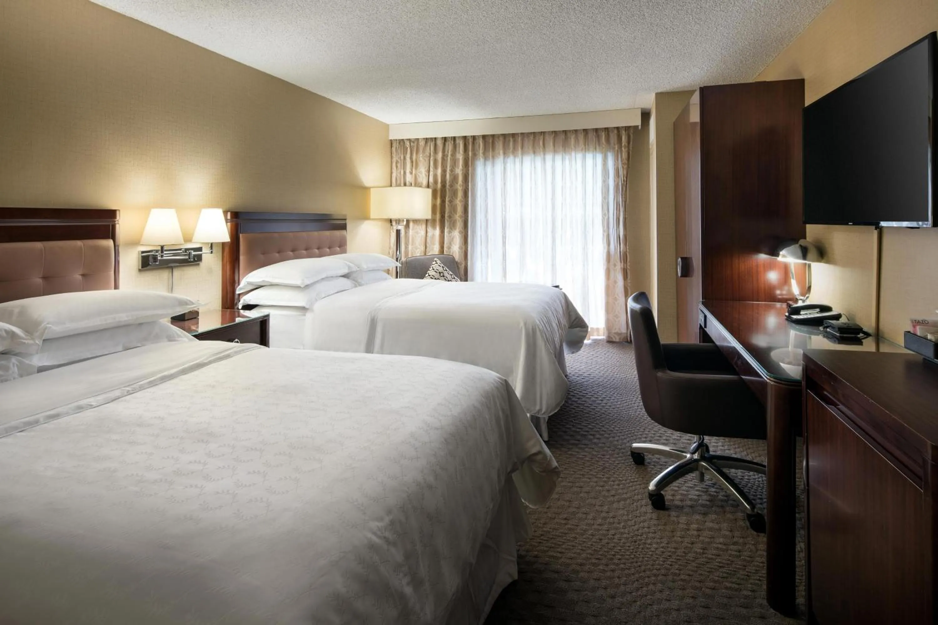 Photo of the whole room, Bed in Sheraton Palo Alto Hotel
