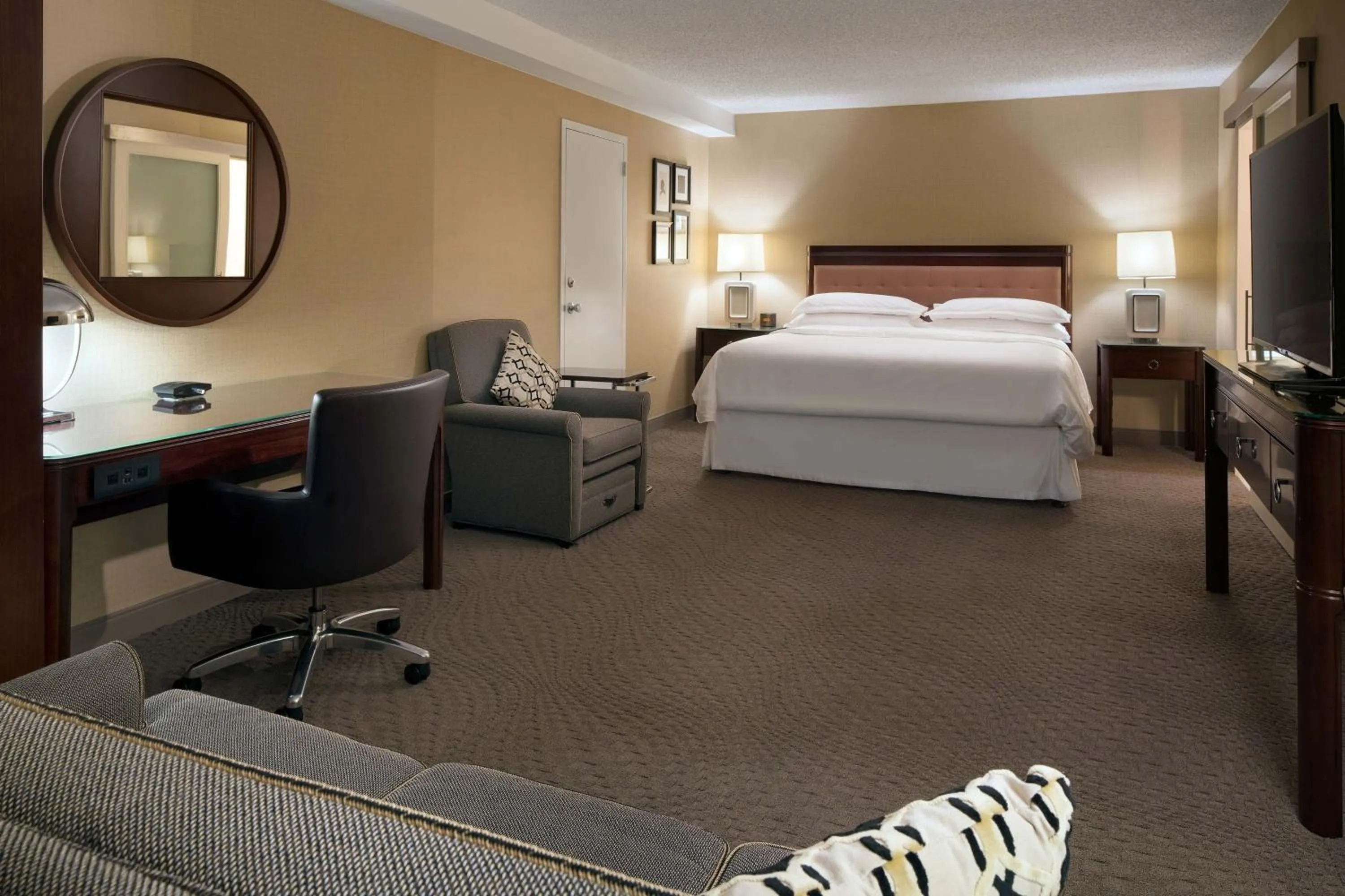 Bedroom, Bed in Sheraton Palo Alto Hotel