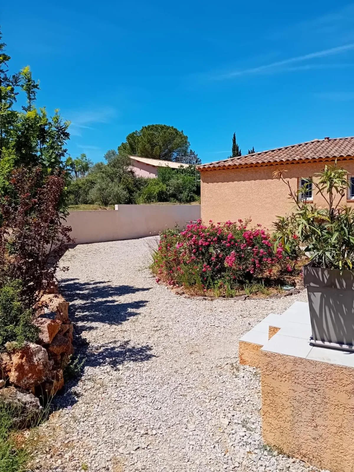 Garden view in Chambres d'hôtes, B&B climatisées LA BORRELLIENNE