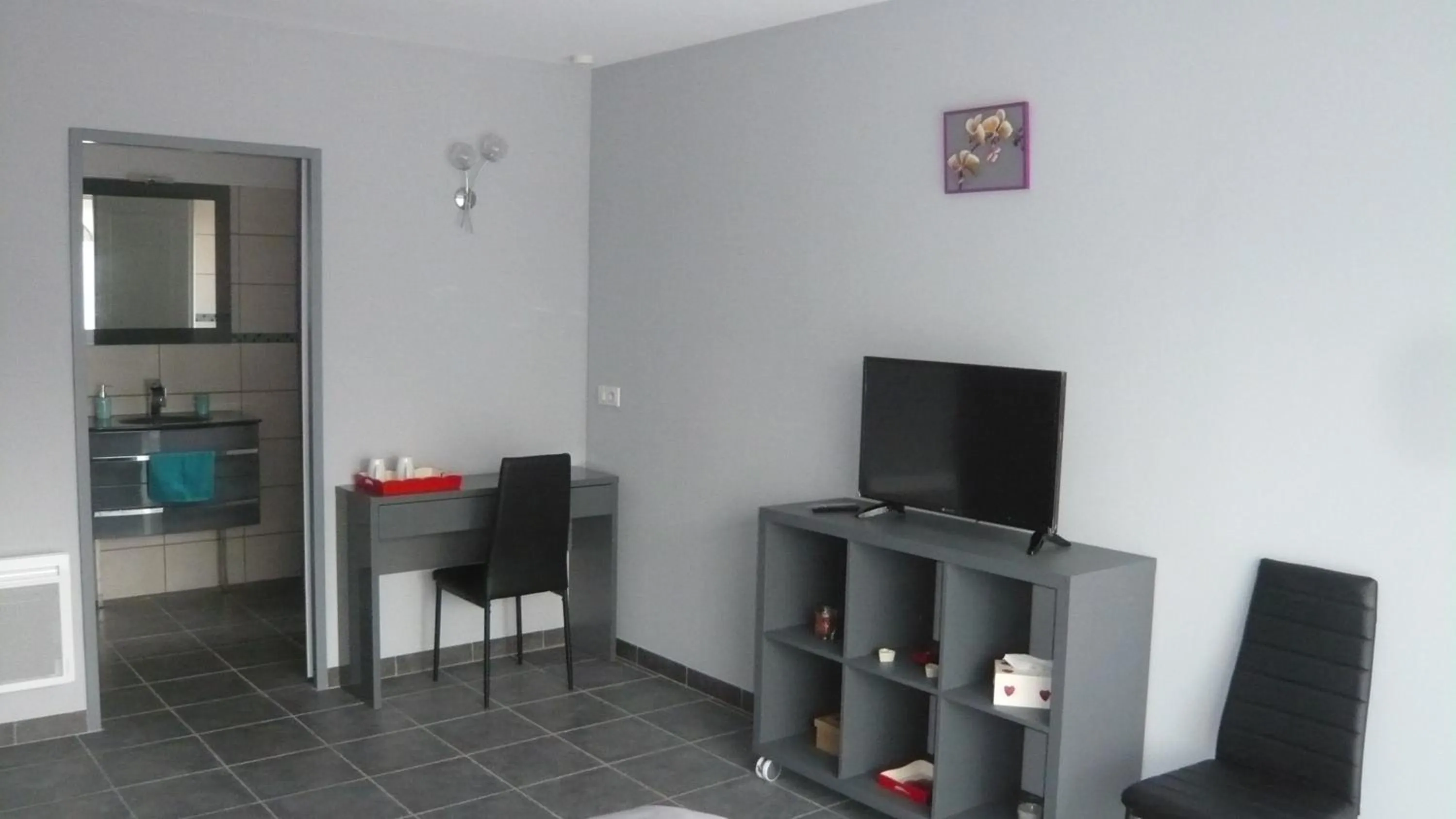 Bedroom in Chambres d'hôtes, B&B climatisées LA BORRELLIENNE