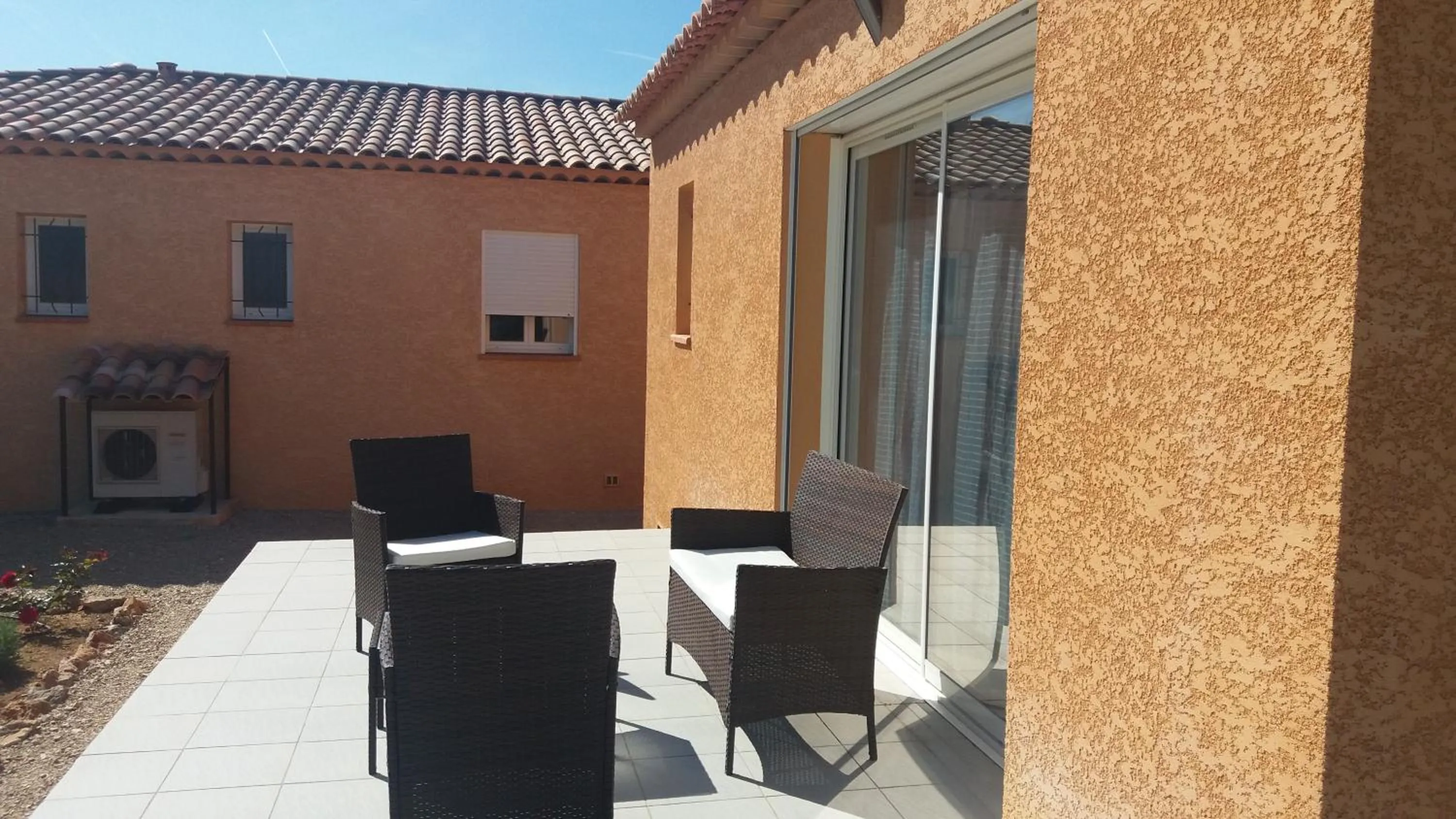 Patio in Chambres d'hôtes, B&B climatisées LA BORRELLIENNE