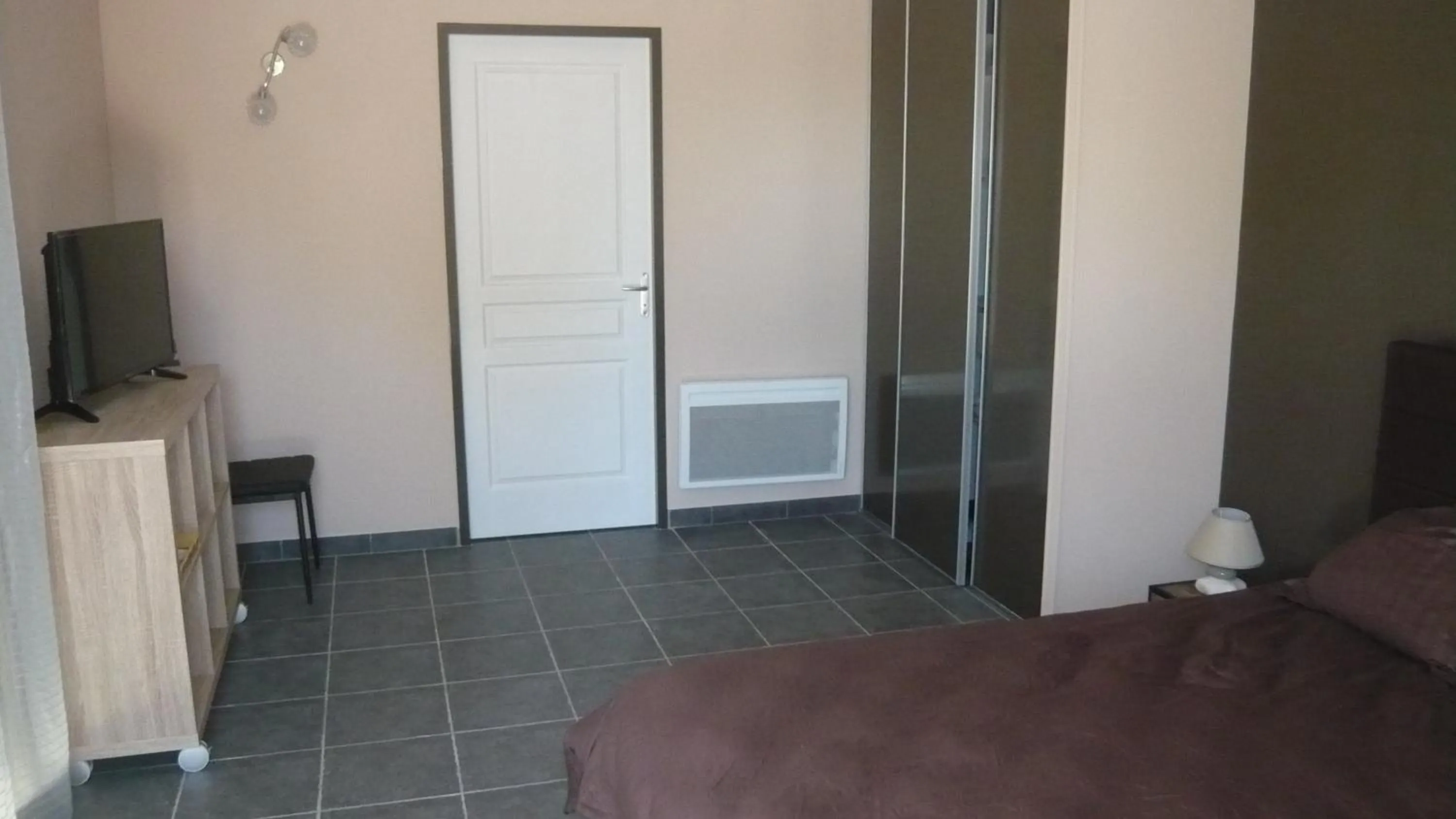 Bed in Chambres d'hôtes, B&B climatisées LA BORRELLIENNE