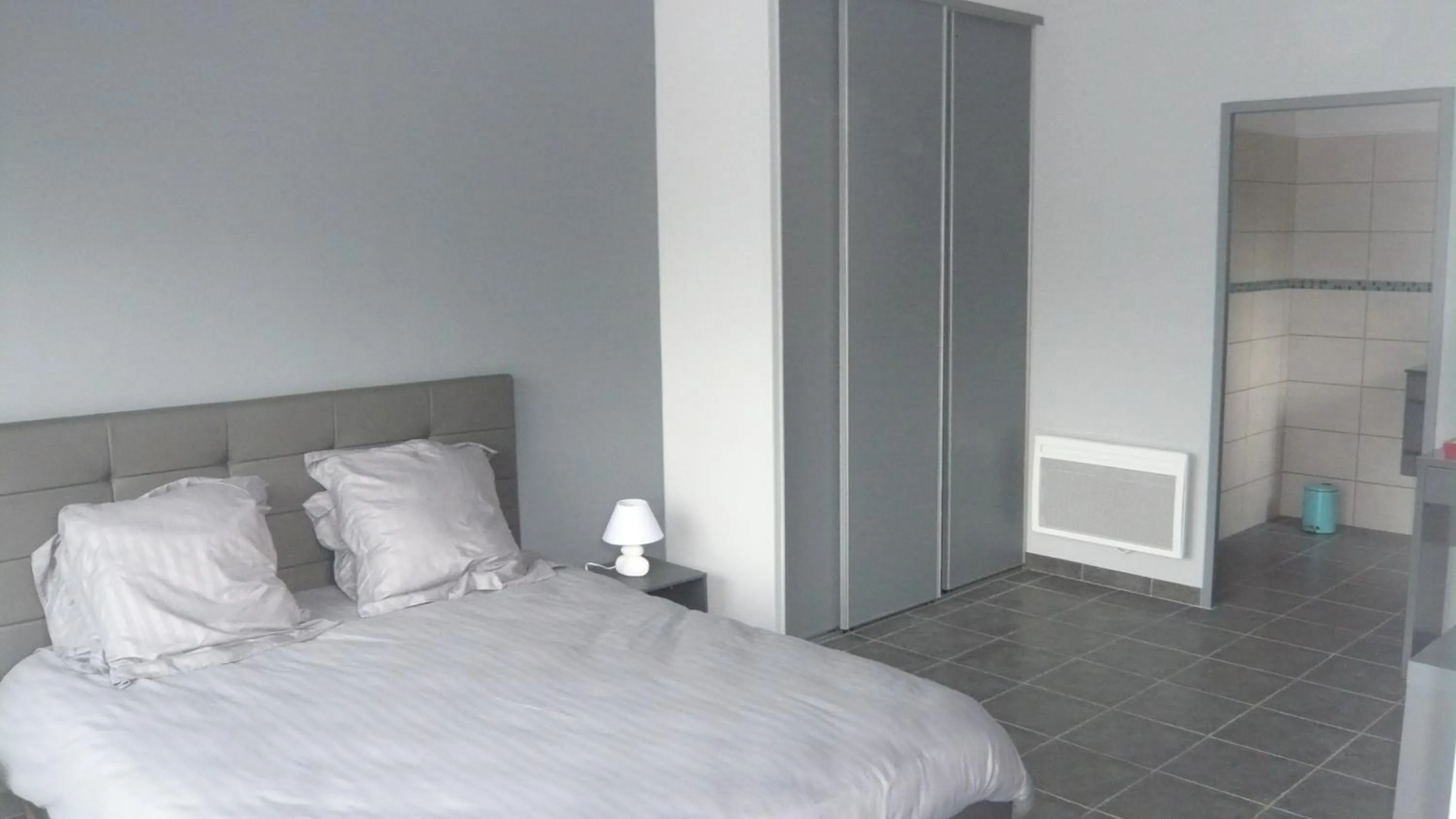 Bed in Chambres d'hôtes, B&B climatisées LA BORRELLIENNE