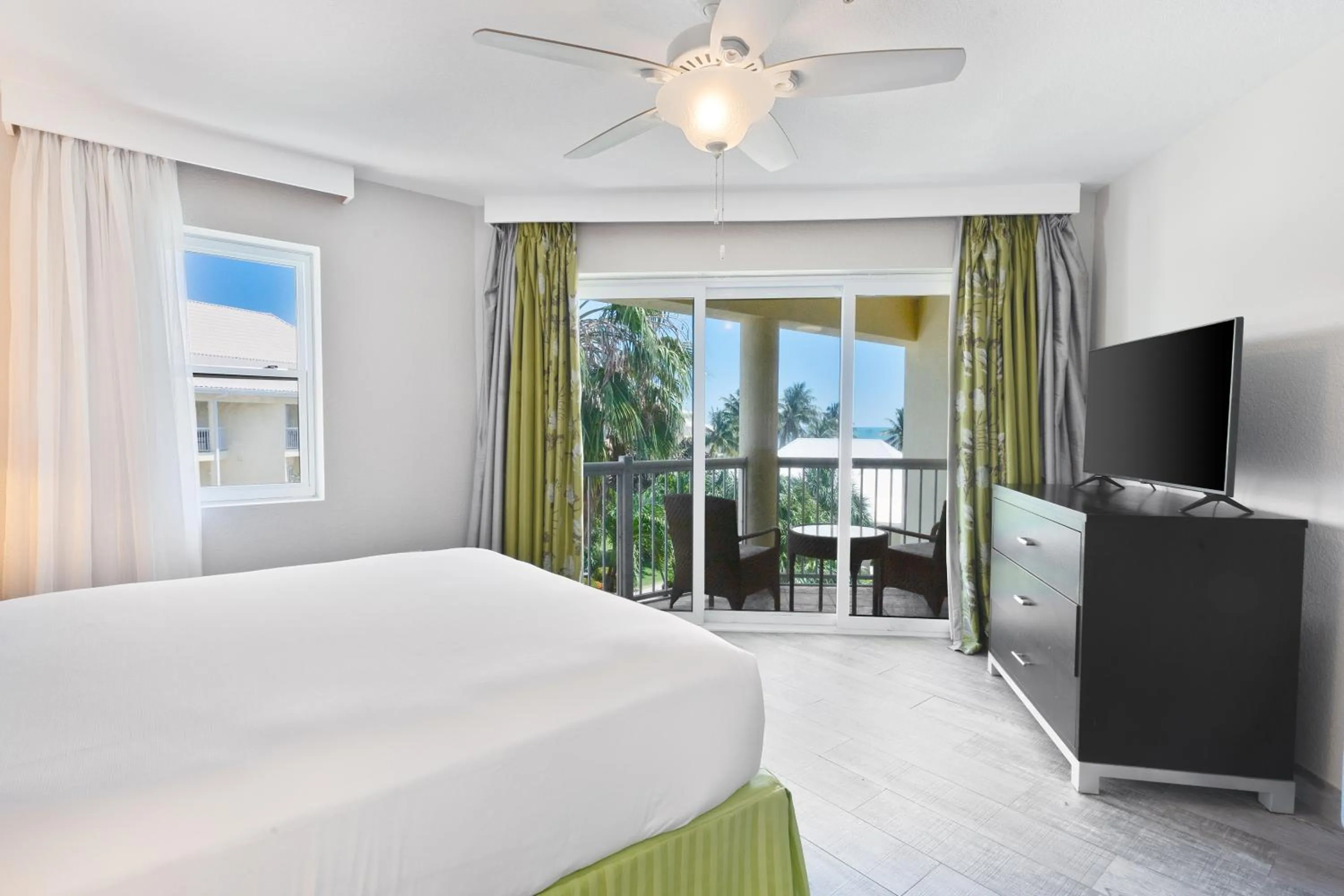 Studio Queen – Island View in The Grand Caymanian Resort