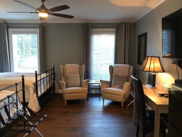 Seating area, Bed in Casa Blanca Boutique Bed & Breakfast