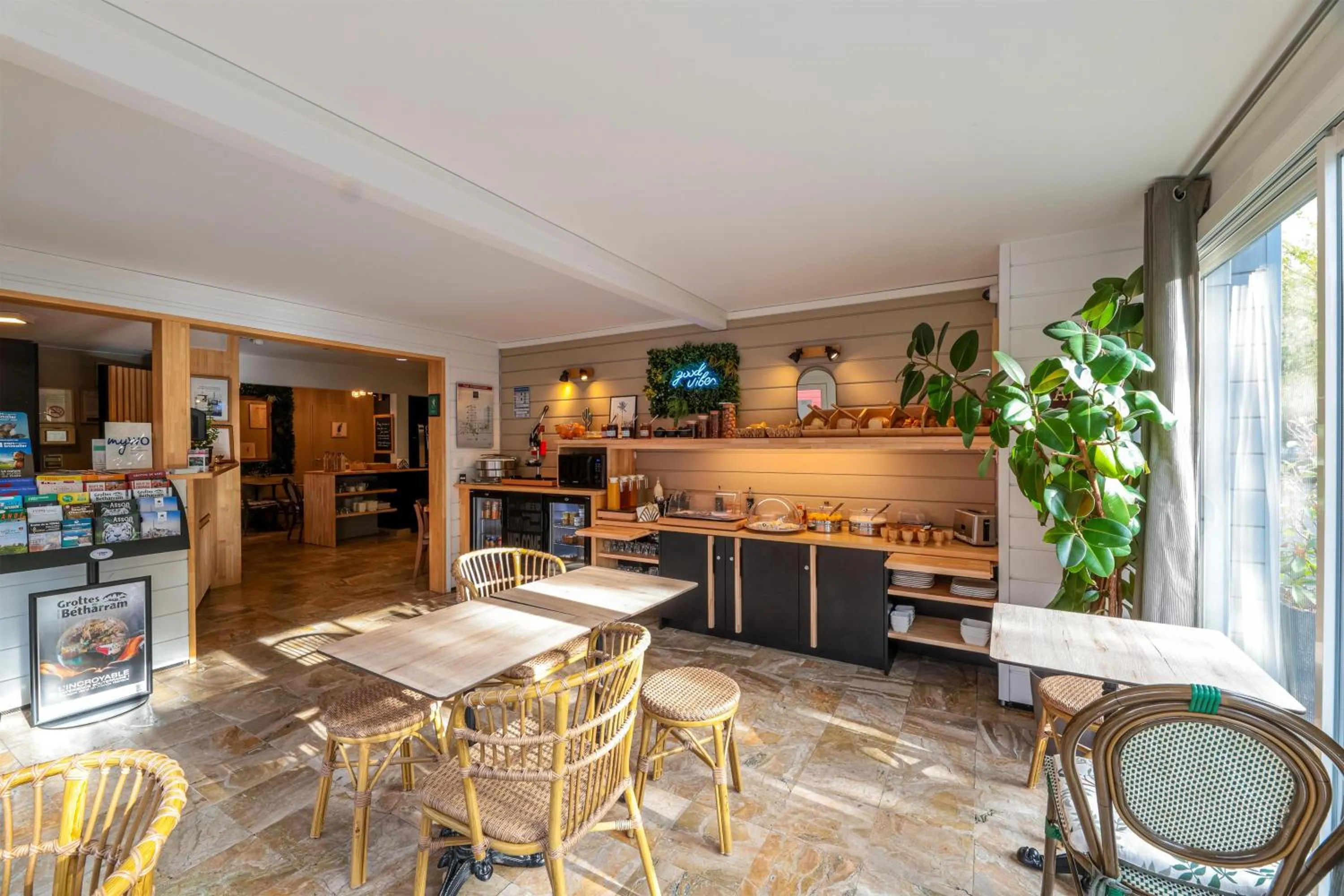 Lobby or reception in Ostal Pau Universite - Sure Hotel Collection by Best Western