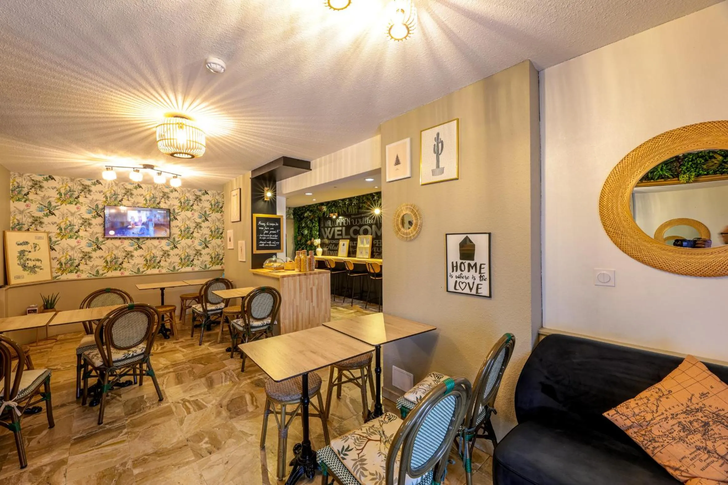 Breakfast in Ostal Pau Universite - Sure Hotel Collection by Best Western