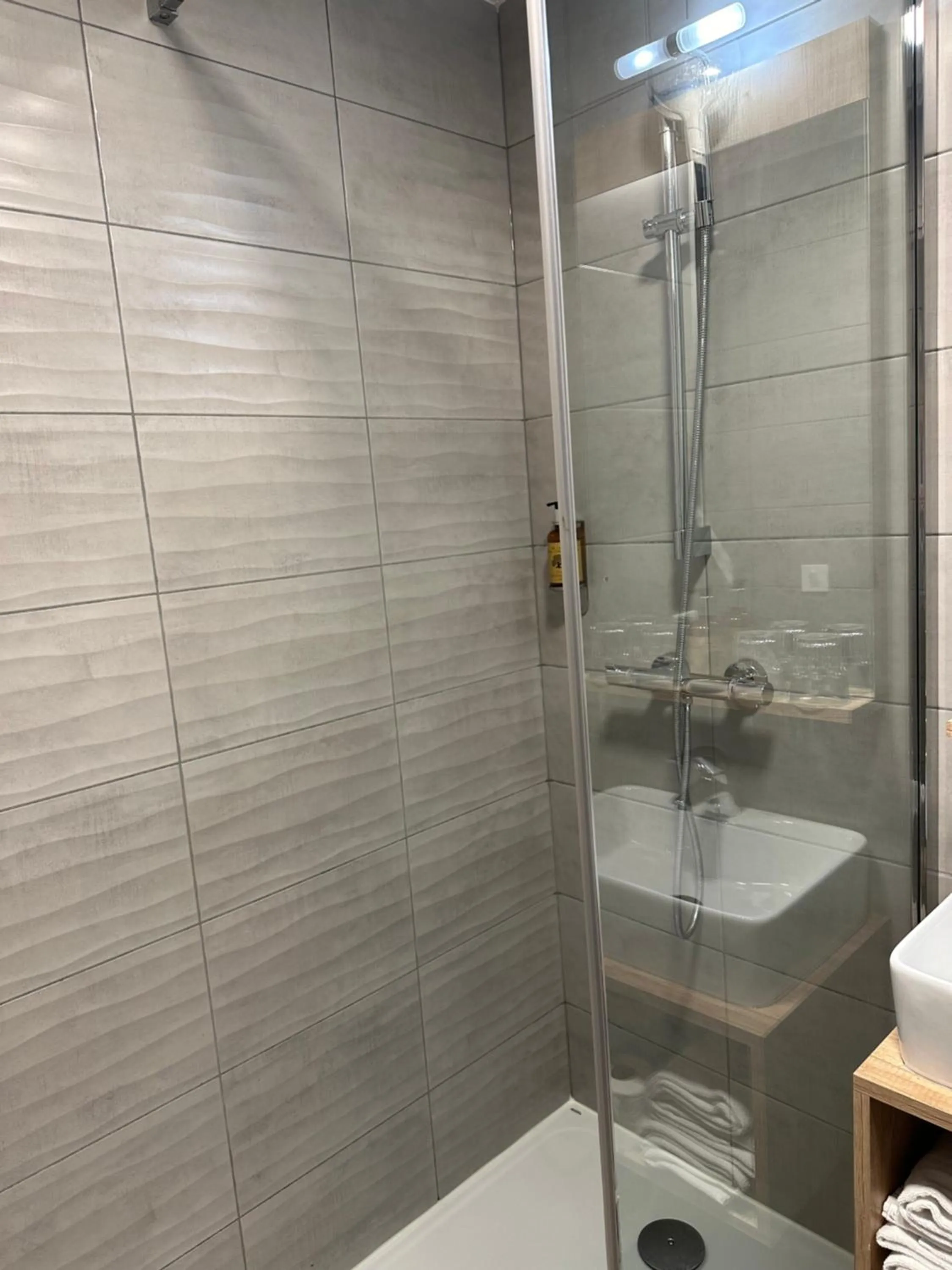 Shower in Ostal Pau Universite - Sure Hotel Collection by Best Western